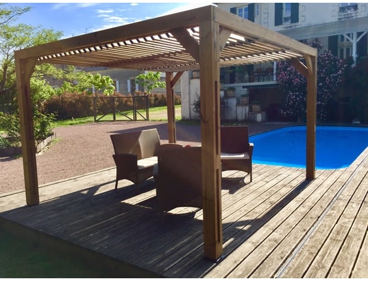 HABRITA - Pergola thermauvent en bois avec vantelles mobiles sur toit