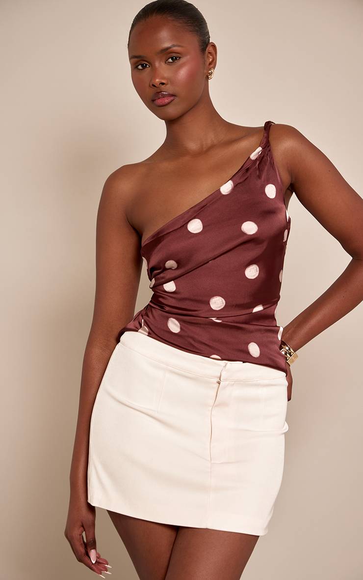 Chocolat Top Asymétrique En Satin À Pois Une Épaule Dénudée