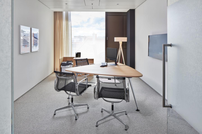 Vitra EA 104 stoel leder nero, onderstel verchroomd