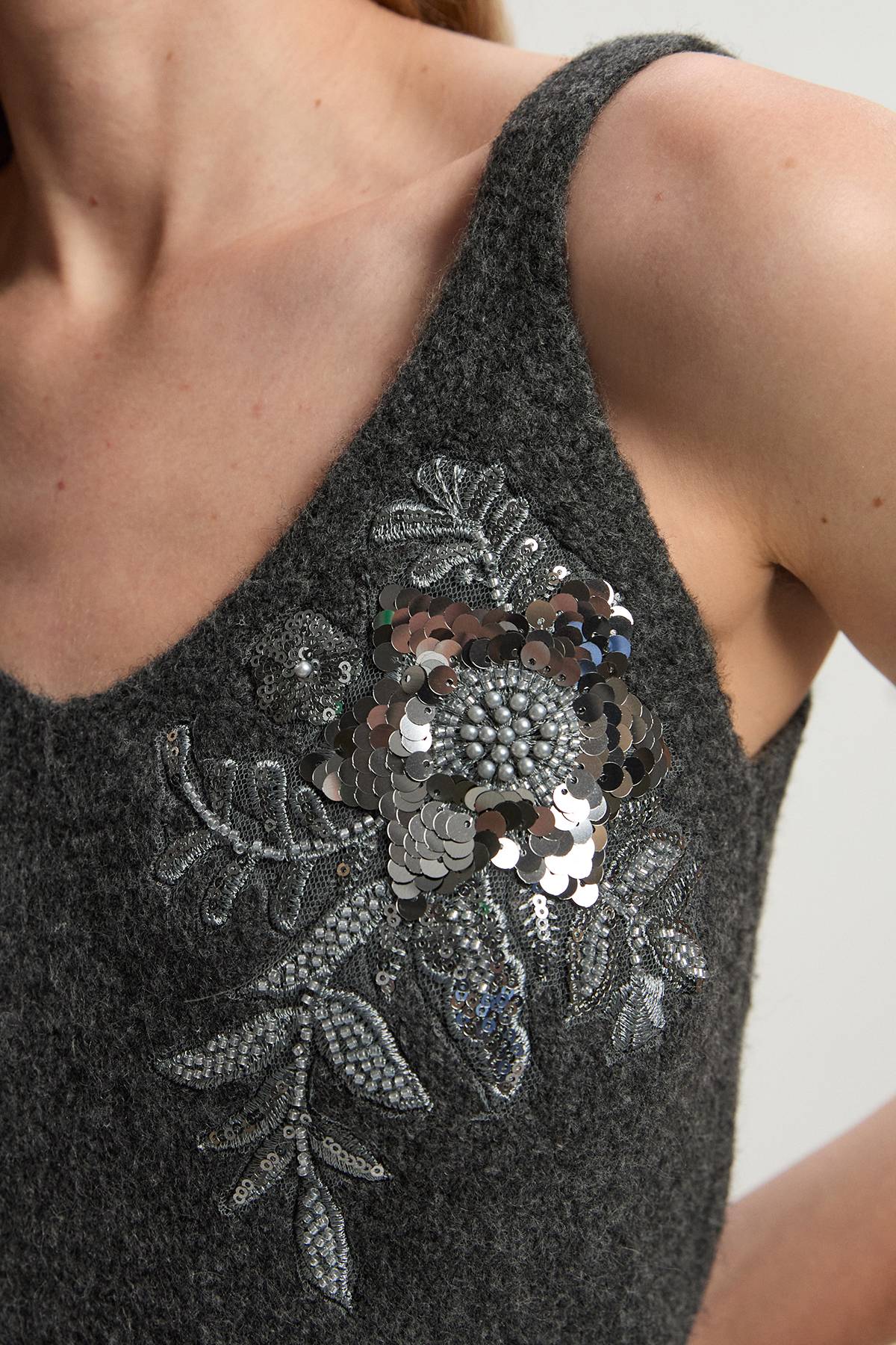 KarenMillen Caraco Douillet en Mélange de Laine avec Broderies Florales Archive
