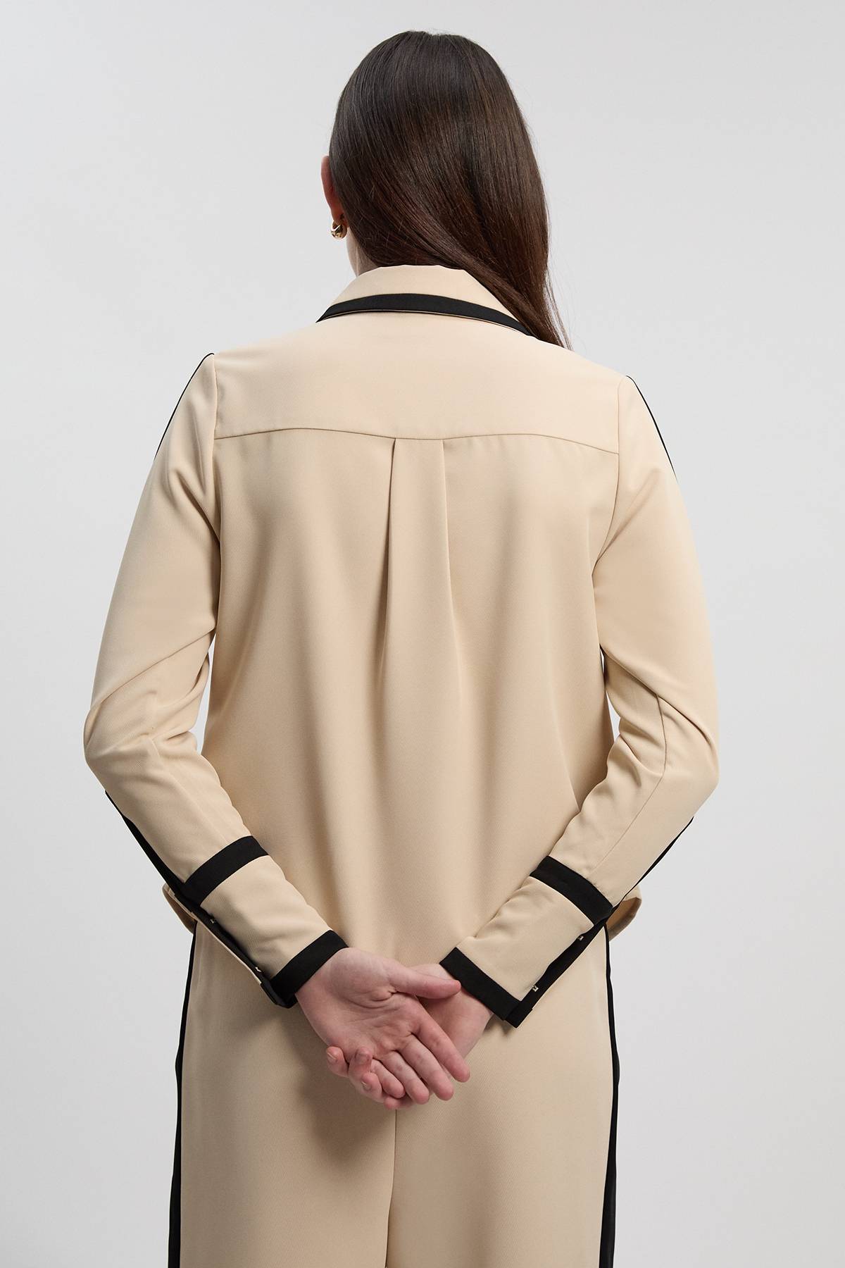 KarenMillen Chemise Tissée à Col avec Détails Métalliques Contrastés en Sergé