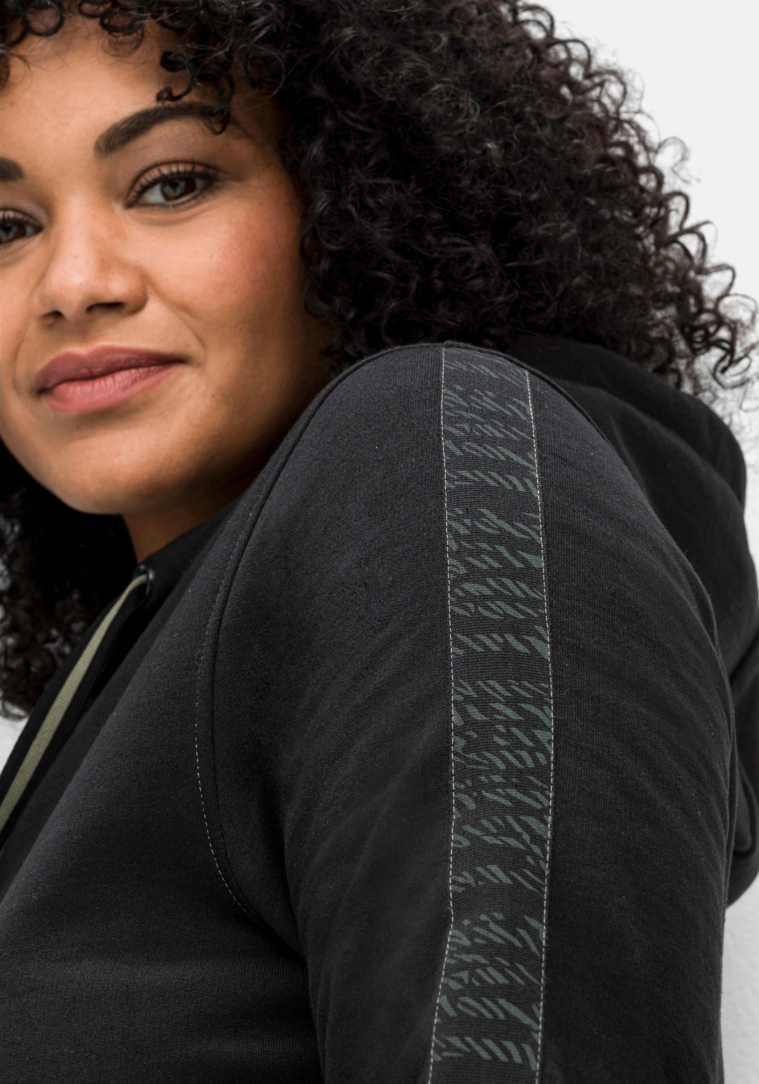 Kurzes Kapuzen-Sweatkleid mit Ärmeldruck