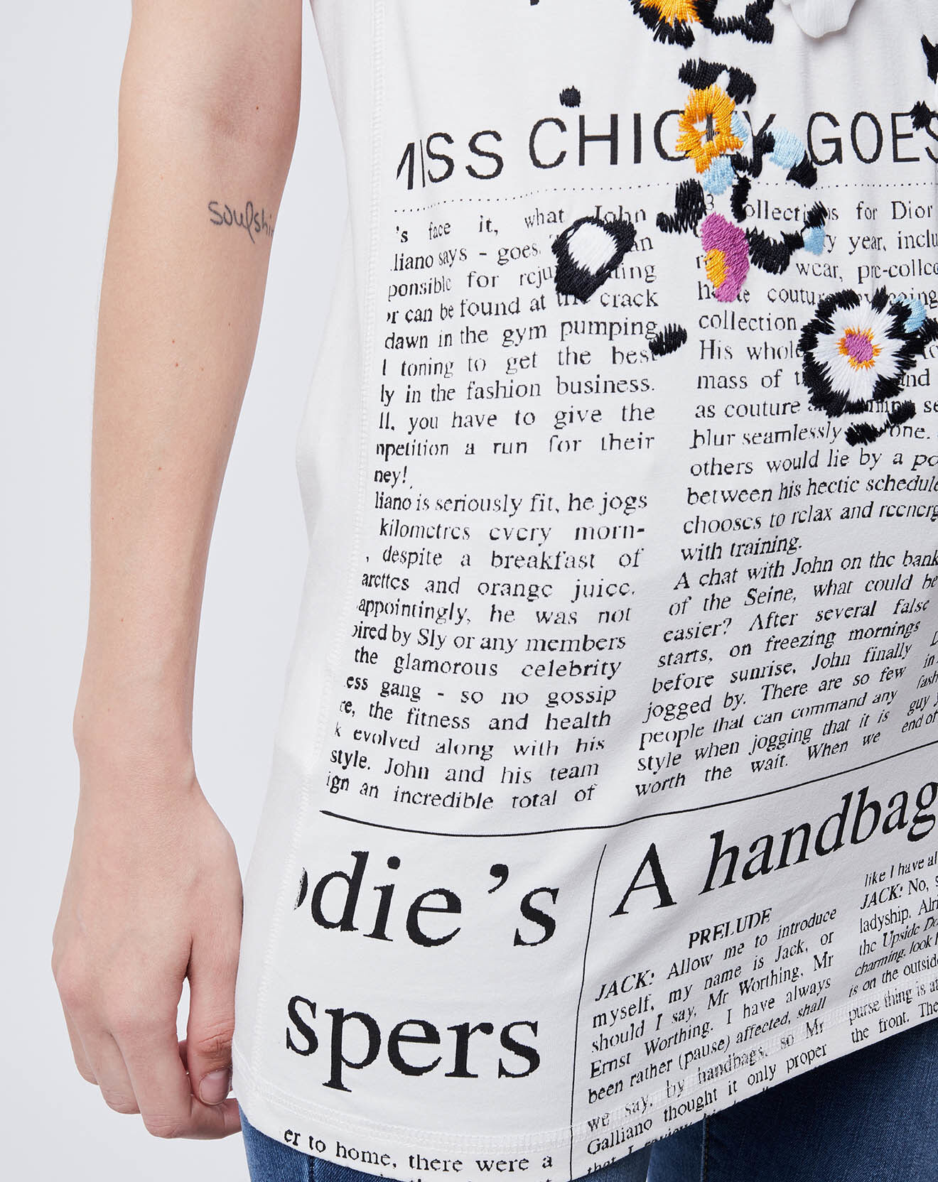John Galliano T-Shirt imprimé Gazette et fleurs blanc cassé/multicolore