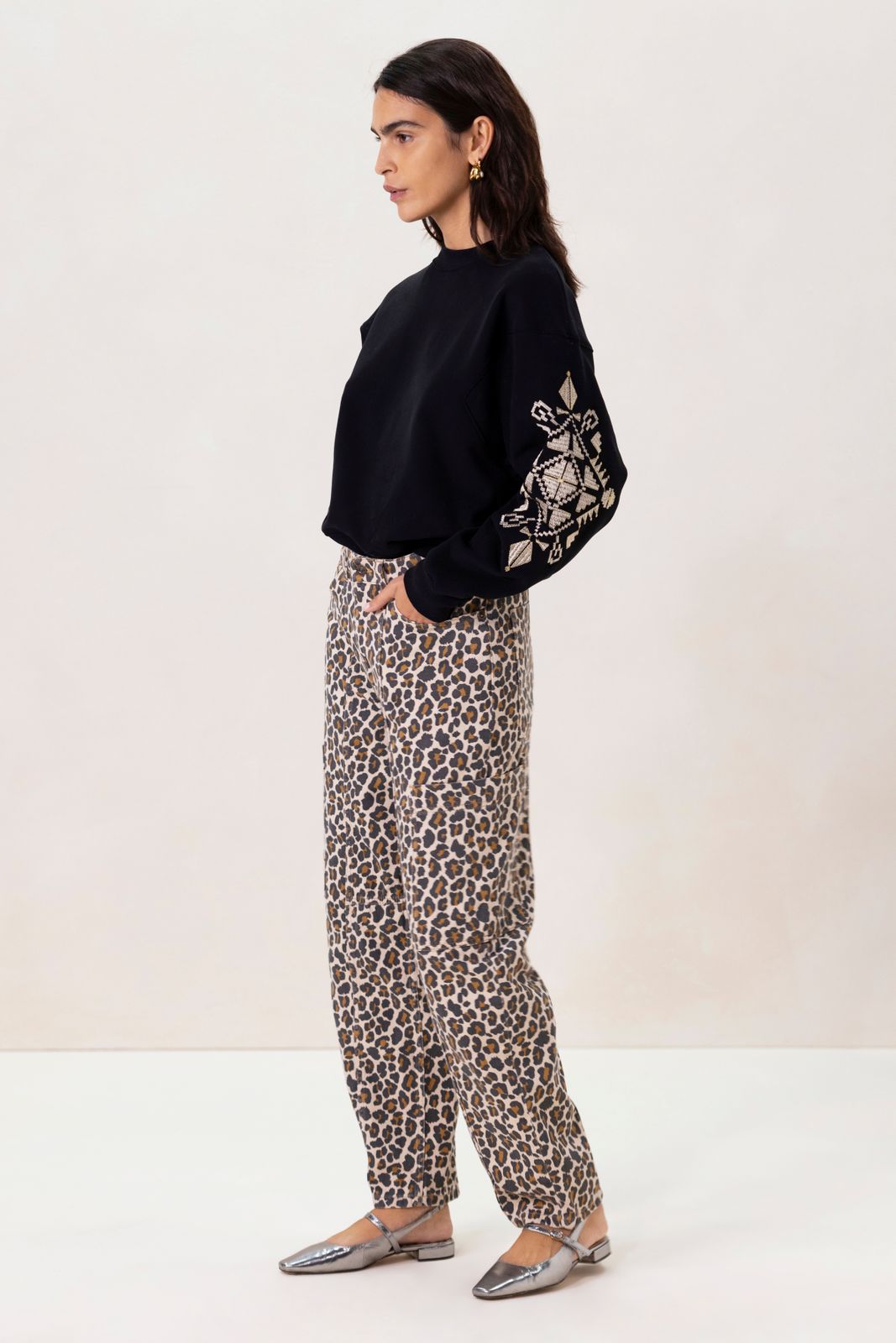 Zwarte sweater met geborduurde mouw