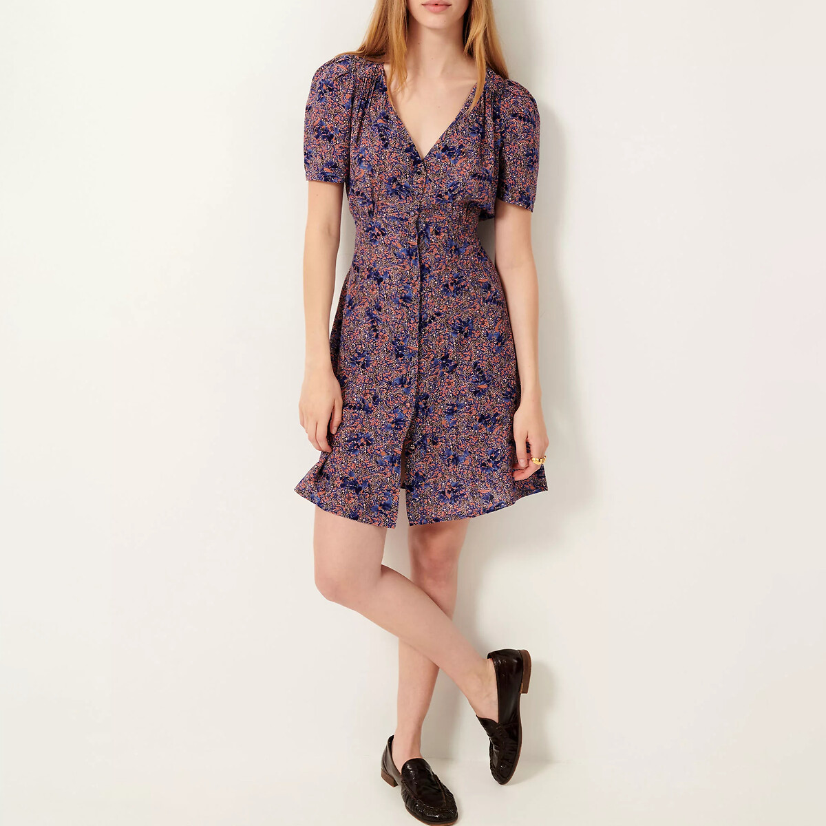 SESSUN<br>Vestido curto com fecho de botão, decote em V e estampa CLAUDIA