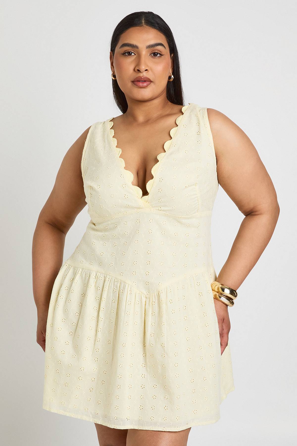 boohoo Robe Patineuse Grande Taille À Corsage Broderie Anglaise Et Encolure Festonnée