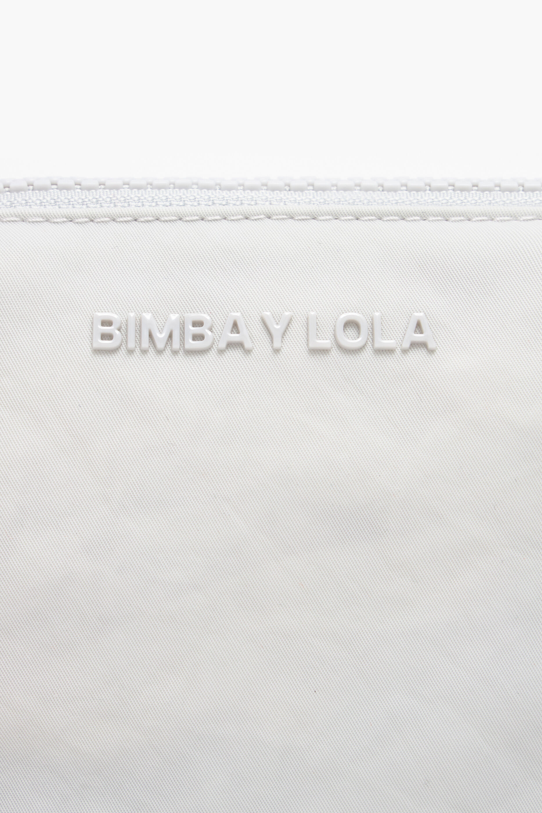 Nécessaire trapezoidal tamanho P, em nylon cinza gelo.