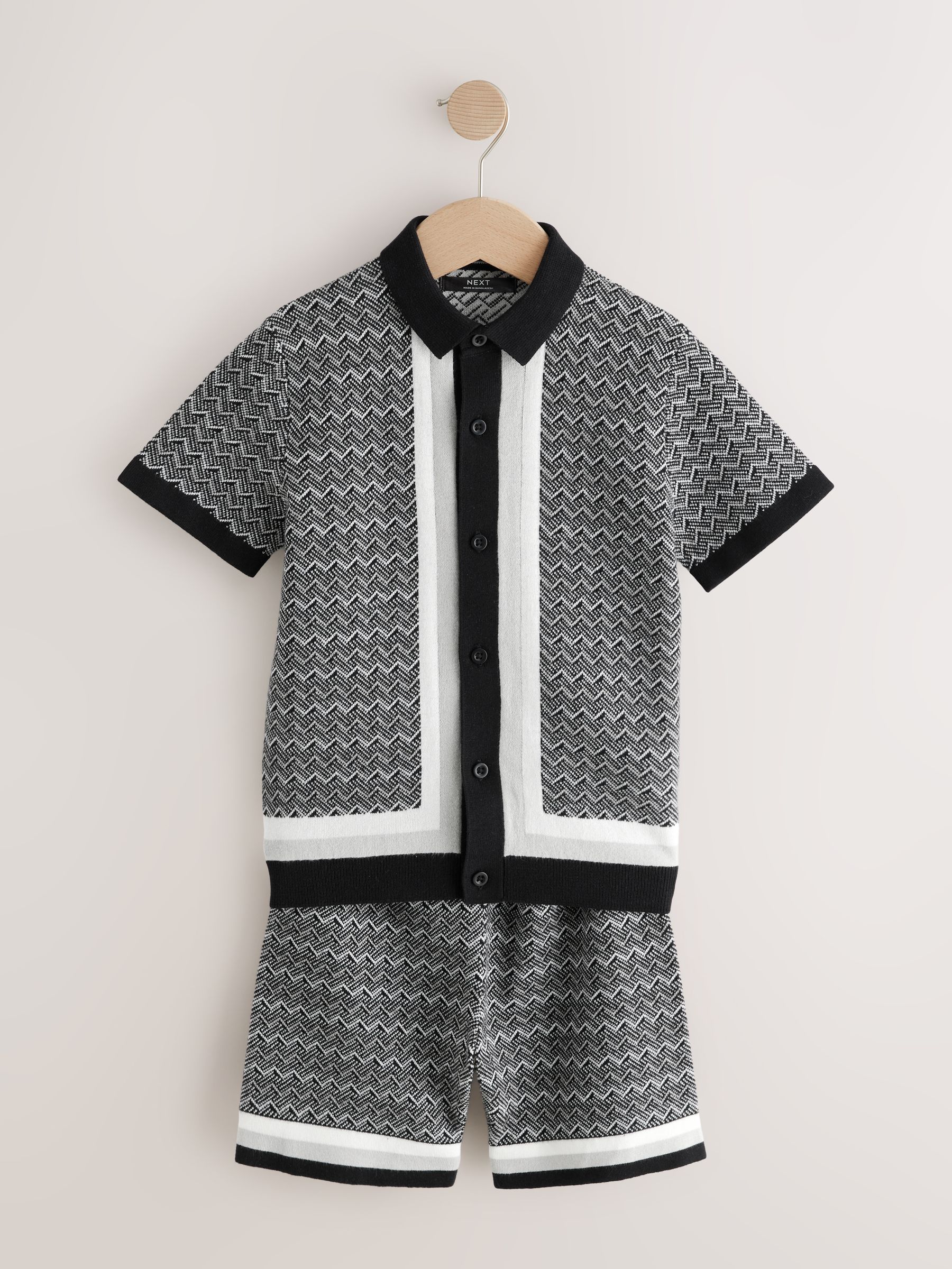 Monochroom - Set met gebreid poloshirt met knoopsluiting en short met geometrische print (3-16jr)