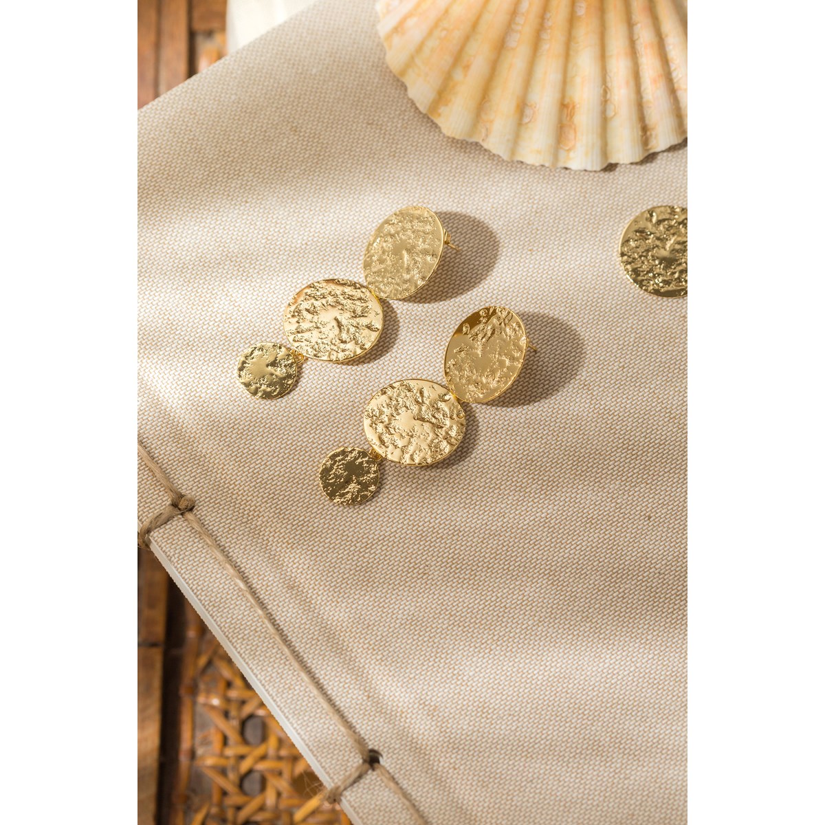 boucles d'oreilles puces pendantes ronds martelés doré à l'or fin - HESTIA