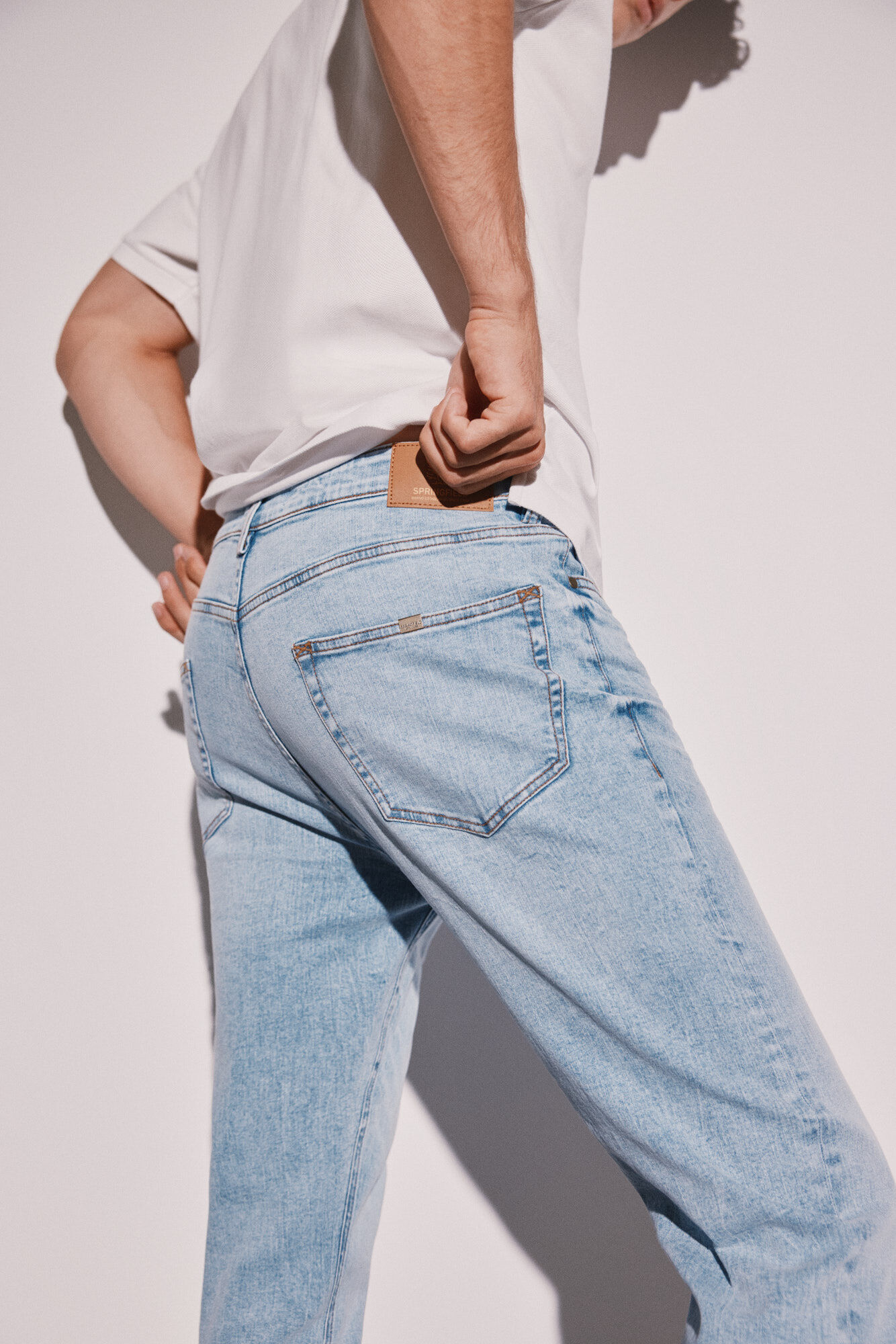 calça jeans skinny de lavagem clara