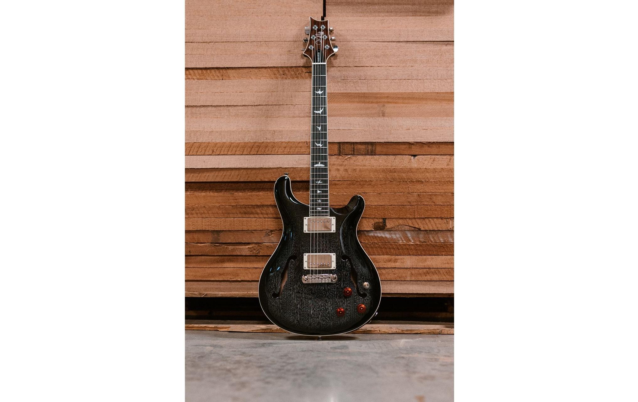E-Gitarre SE Hollowbody Standard Piezo – Dog Hair Smokeburst<br>Hollowbody-E-Gitarre mit Humbucker-Pickups und einem Piezo-System