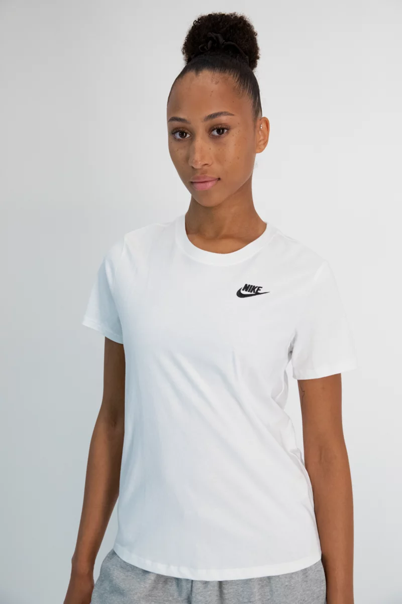 Nike Sportswear Club Essentials Damen T-Shirt