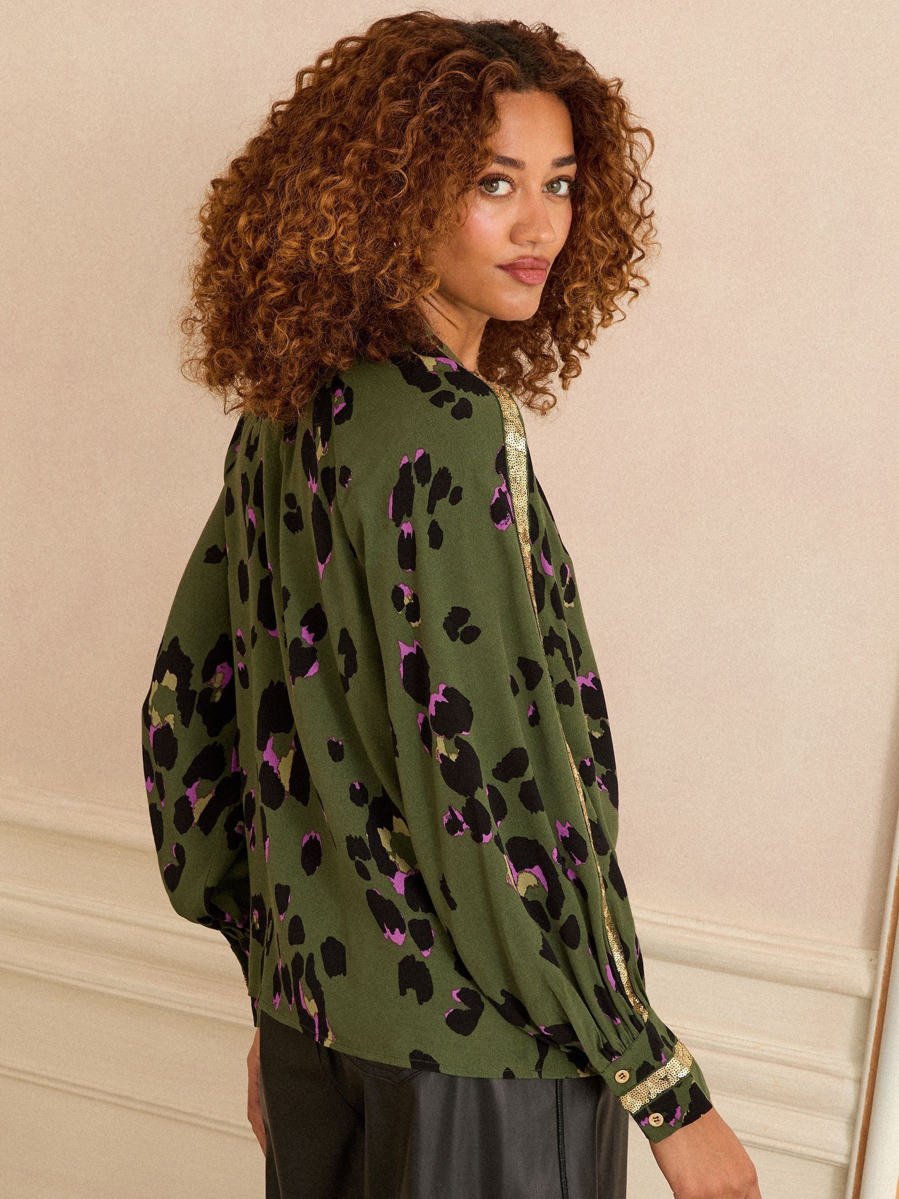 Kakigroen dierenprint - Love & Roses Crew Neck Long Sleeve Sequin Trim Blouse