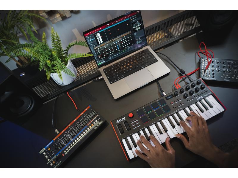 Akai Keyboard Controller MPK Mini Plus Controller für volle, kreative Kontrolle