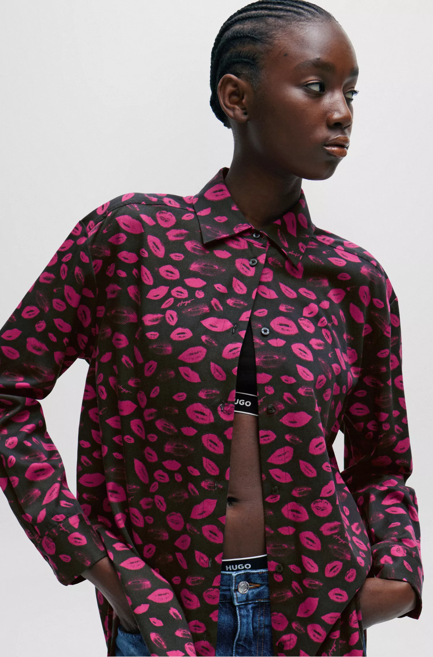 Blusa HUGO vermelha de modelagem ampla com estampa floral miúda de lábios.