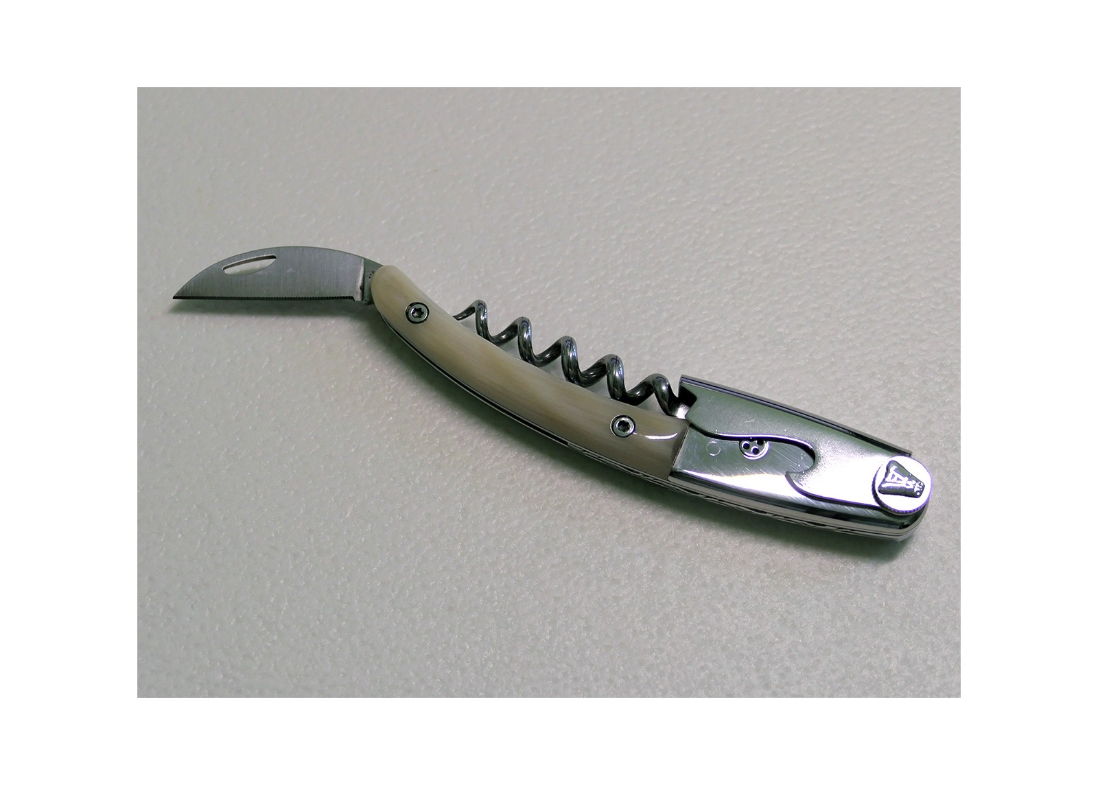 Sommelier Laguiole avec un manche en Corne Blonde et mitre inox