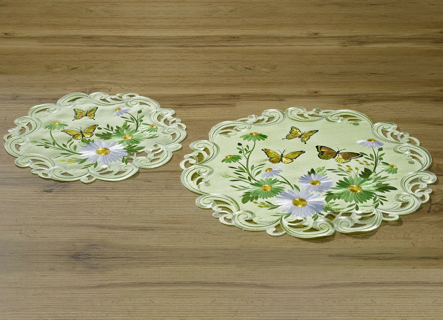 Tisch- und Raumdekoration mit Blumen und Schmetterlingen