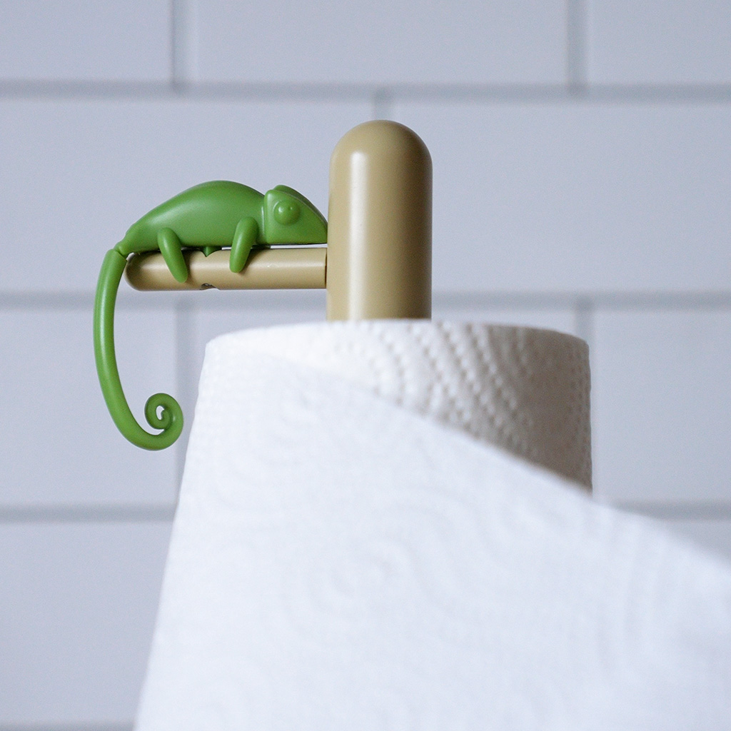 Porta-papel toalha Balvi Chamy, com design de camaleão verde, cuja cauda segura a ponta do rolo. Feito de metal.