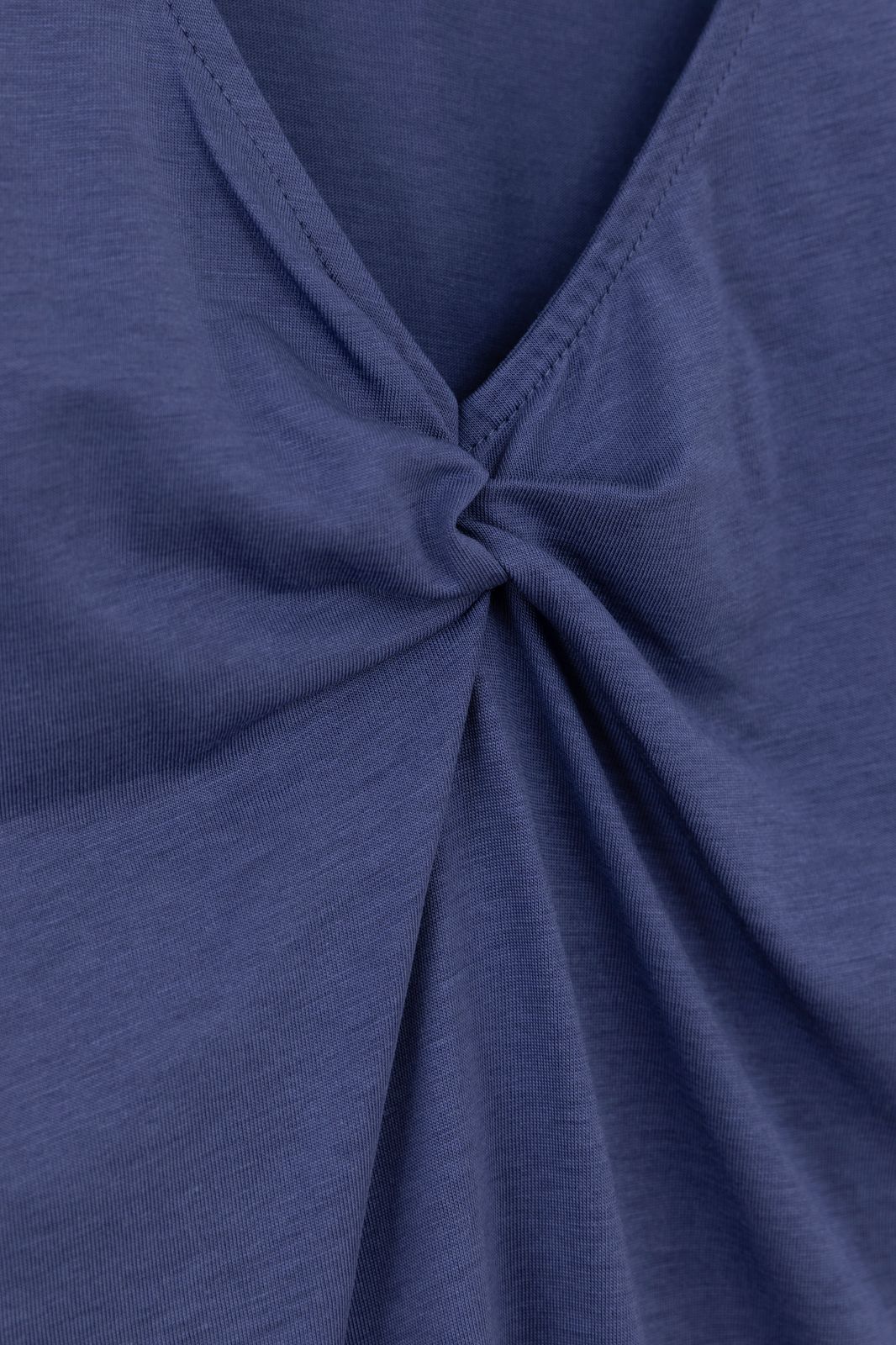 Donkerblauwe top met knoopdetail