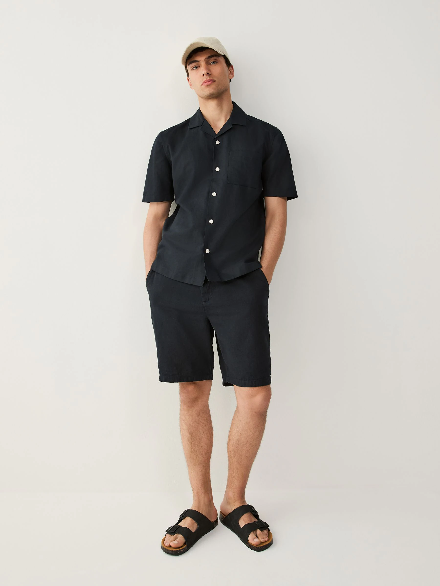 Zwart - Korte chino met elastische taille met hoog linnenpercentage