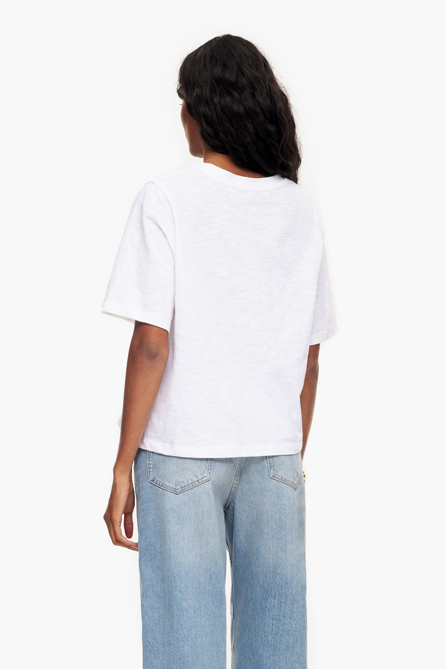 Camiseta branca de algodão com modelagem flare