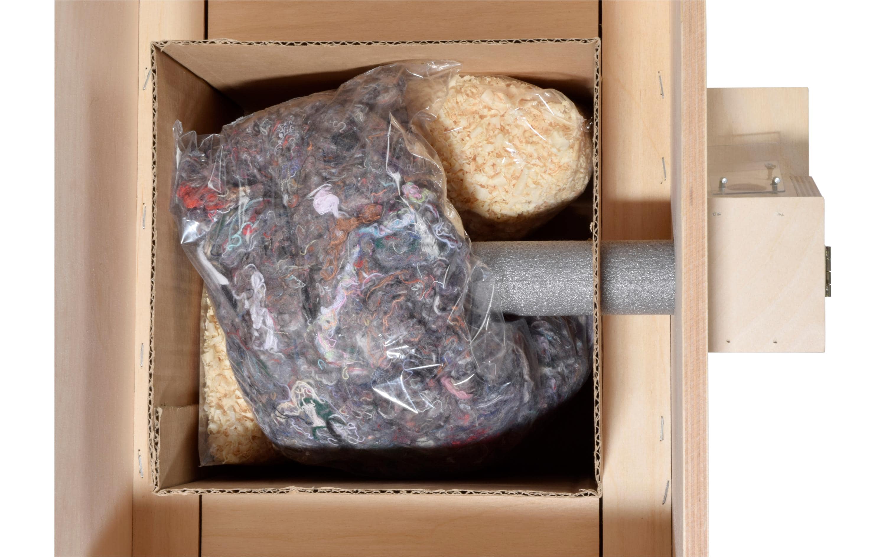Hummelnistkasten, 51 x 43 x 36 cm, Kiefer<br>Grosser Hummelnistkasten mit wasserdichtem Bitumendach und Füllmaterial