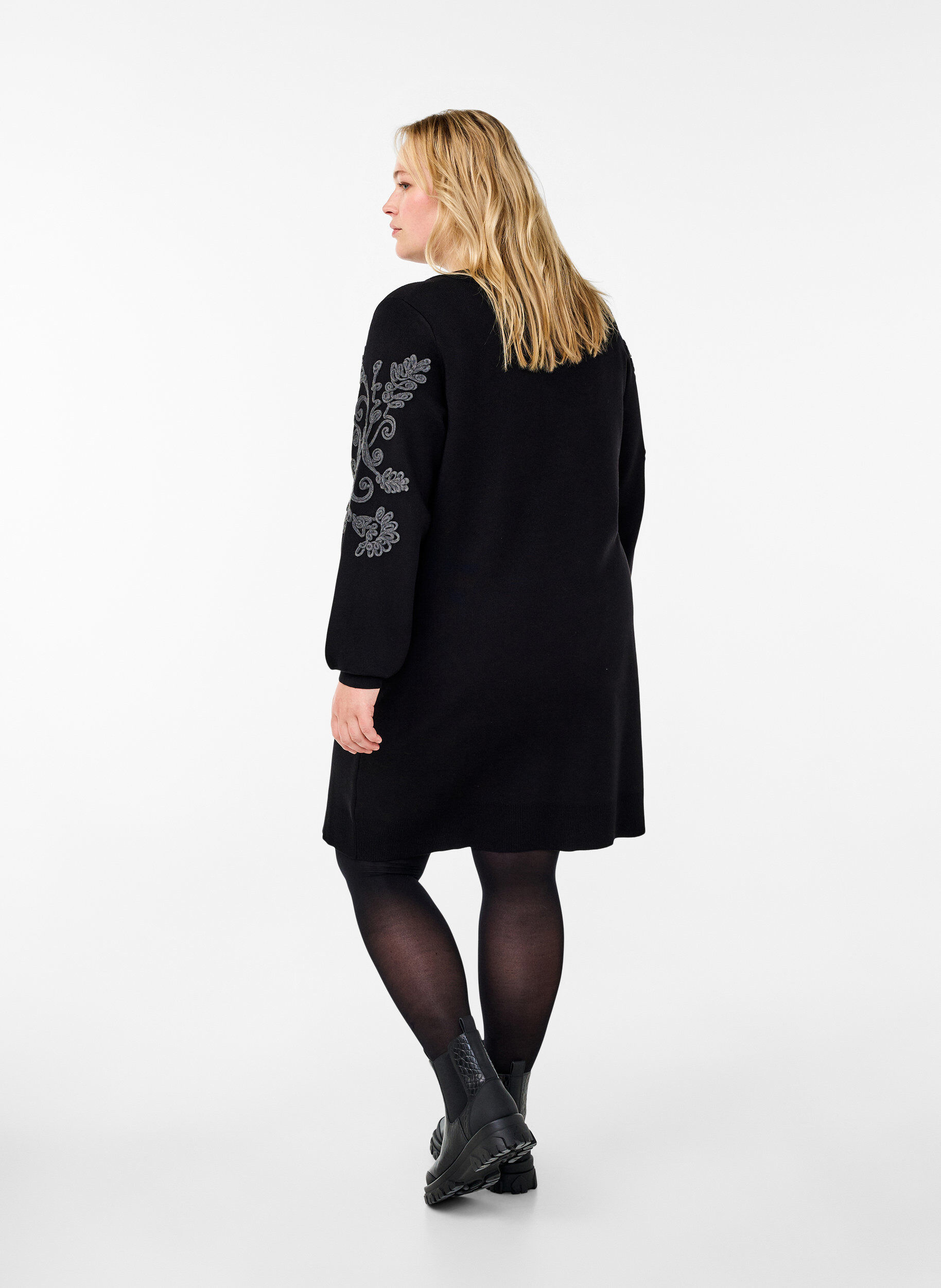 Strikkjole med broderidetaljer