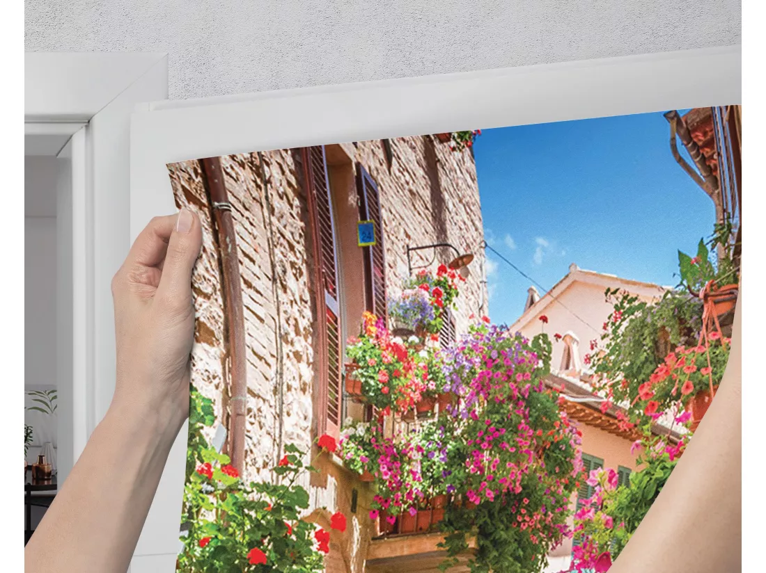 Papier peint photo pour portes intérieures - Charmante rue des fleurs 85x205 cm