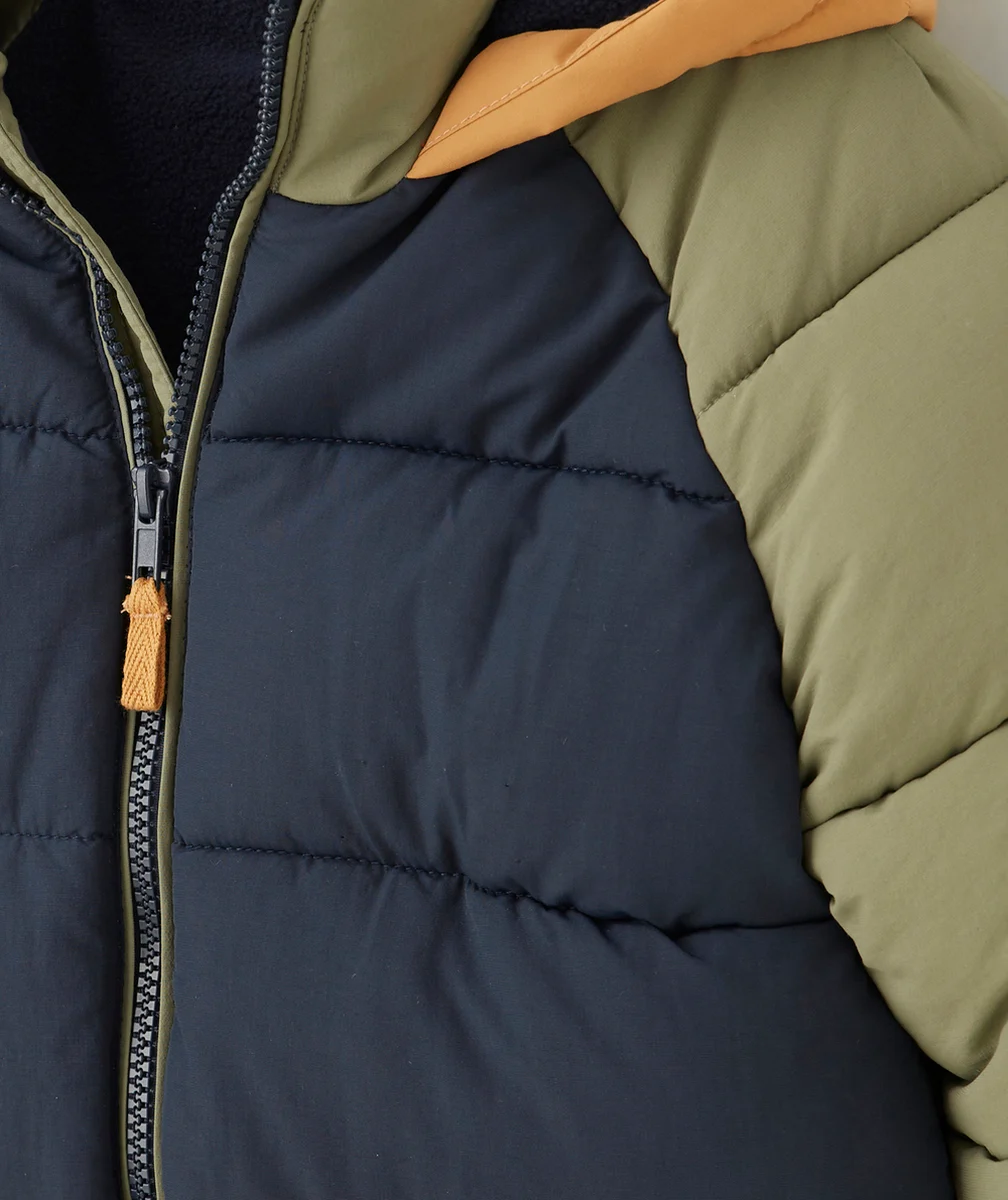 DOUDOUNE GARÇON EN REMBOURRAGE RECYCLÉ COLORBLOCK BLEU ET MARRON