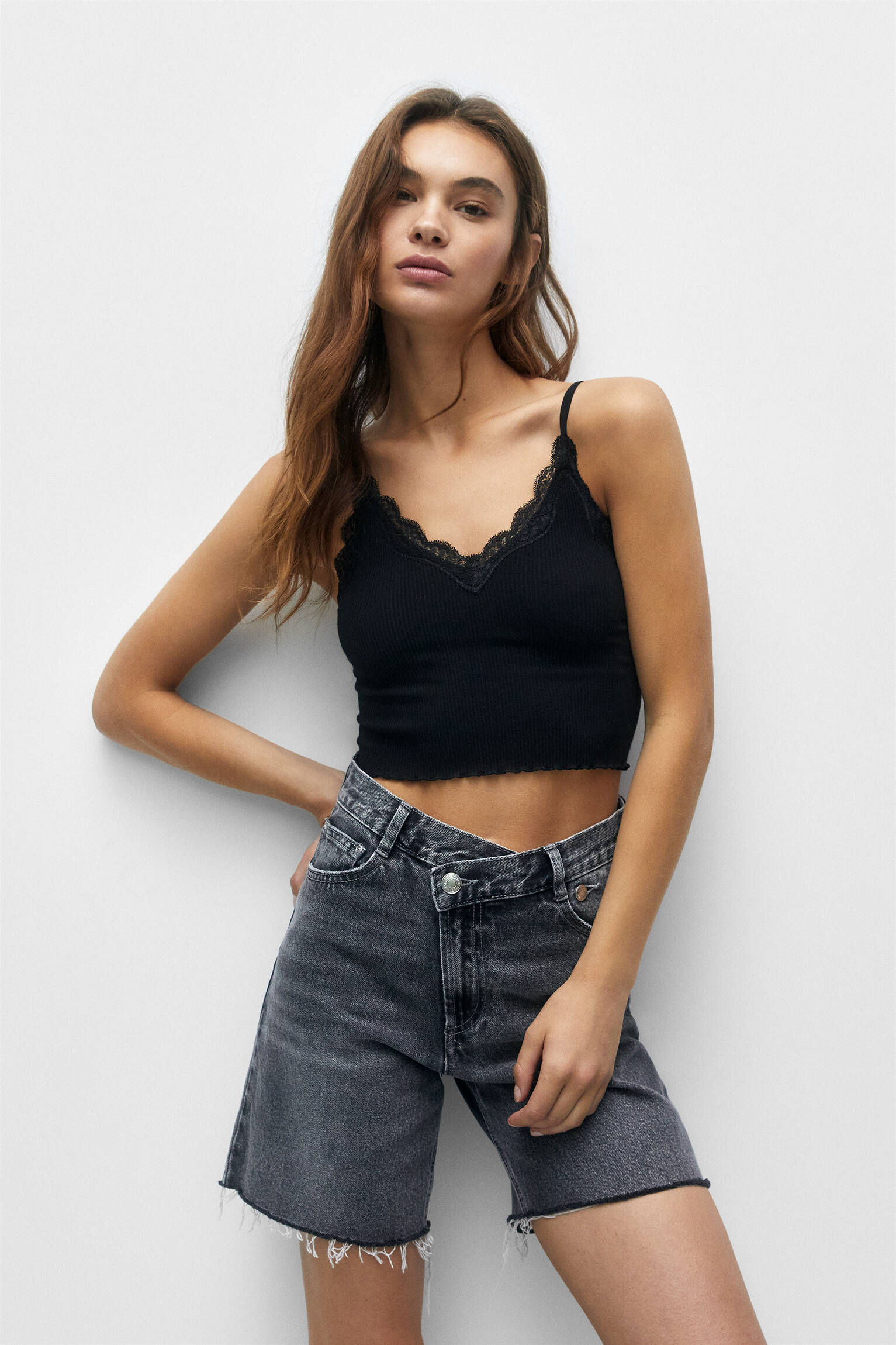 Top cropped com detalhes de lingerie - Preto
