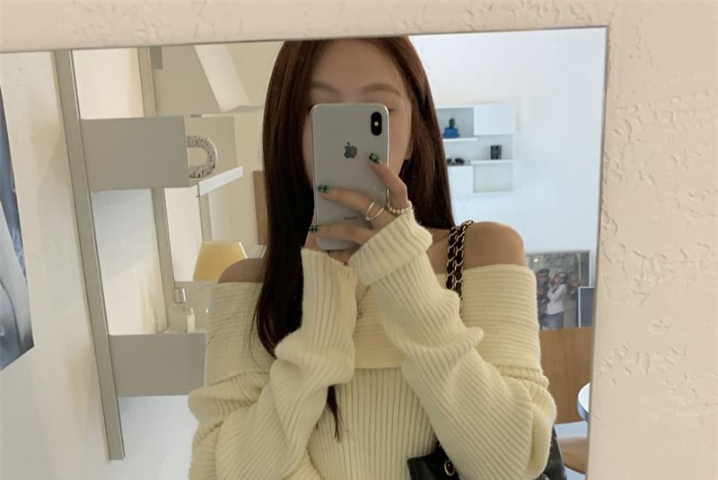 PINPI - Off-Shoulder Rib Trui