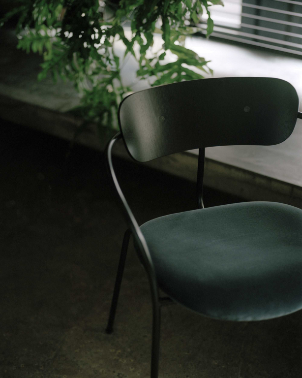 &tradition Pavilion AV4 stoel zwart eiken, cognac Silk Leather