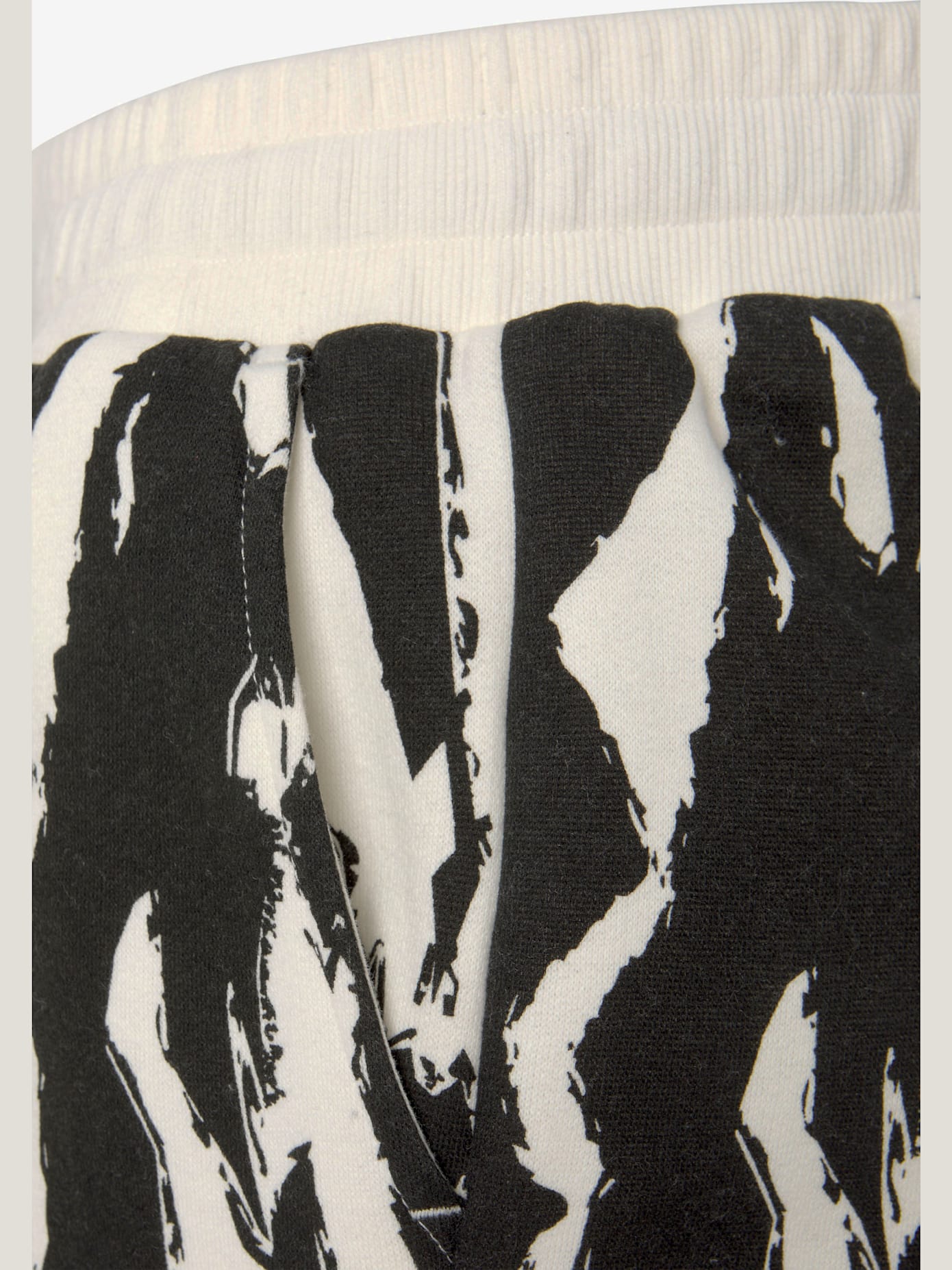 Short en matière sweat short molletonné confortable avec imprimé sur toute la surface