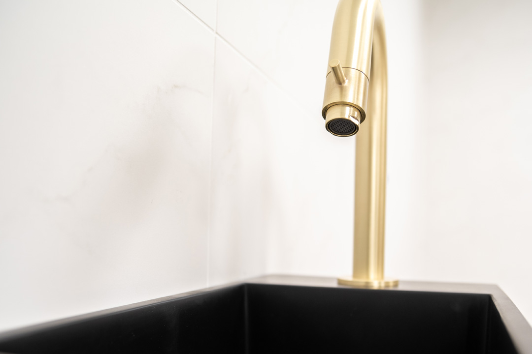 Saniclear Bali fonteinset rechts met mat zwarte fontein en gebogen gouden kraan