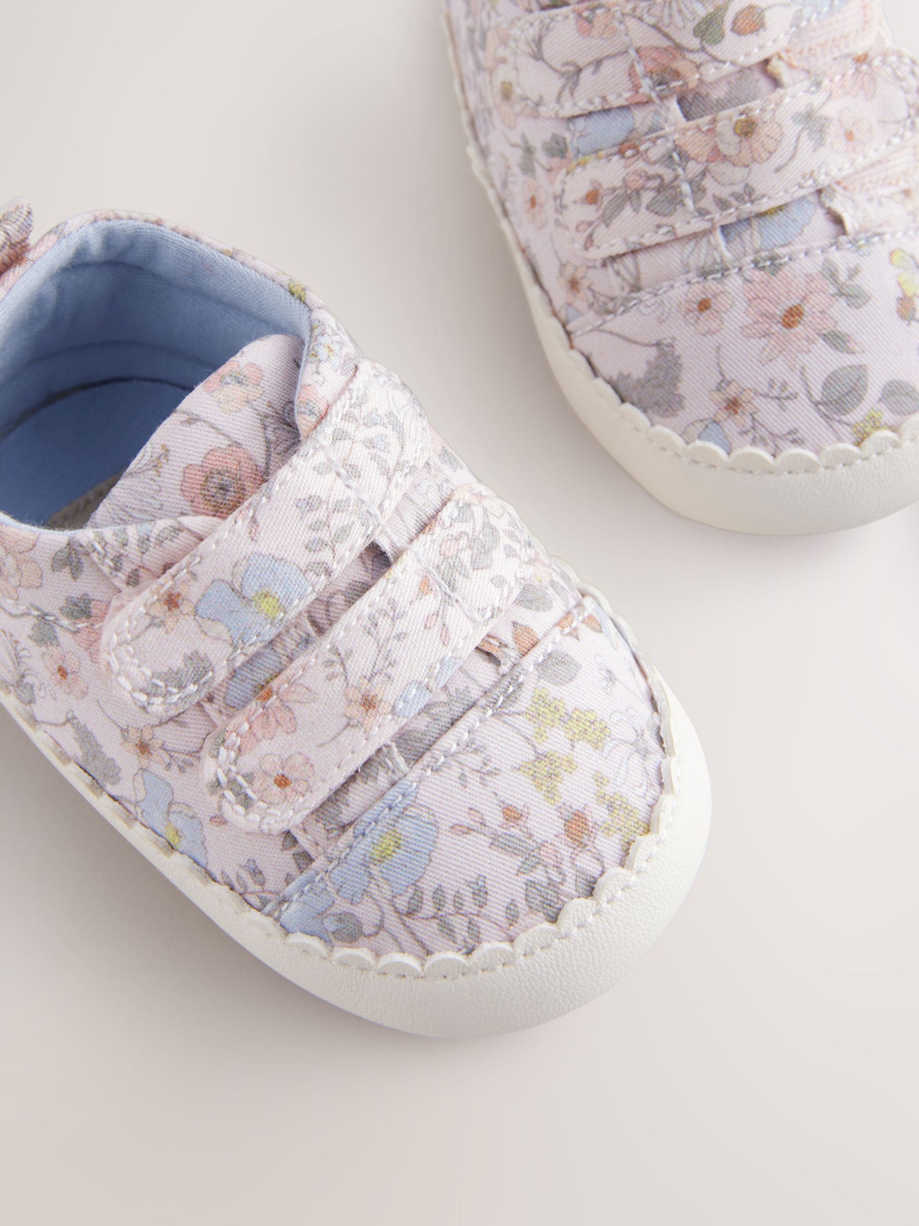 Roze bloemen - Babyschoentjes met klittenbandsluiting (0 - 24 mnd)