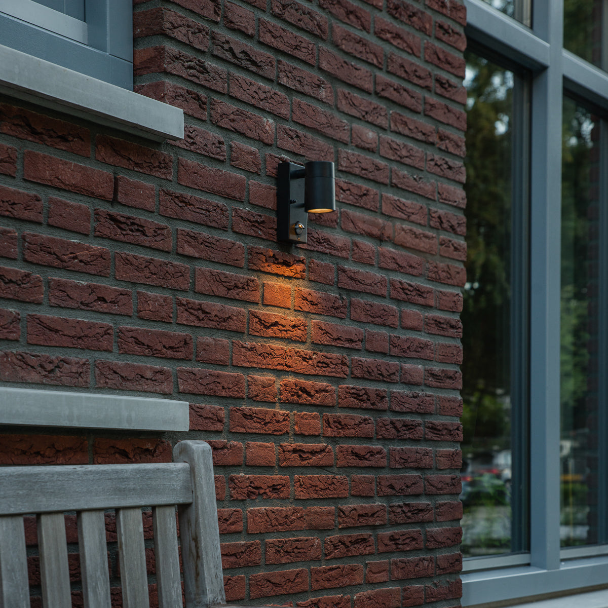 QAZQA Buitenwandlamp zwart met bewegingssensor IP44 - Solo