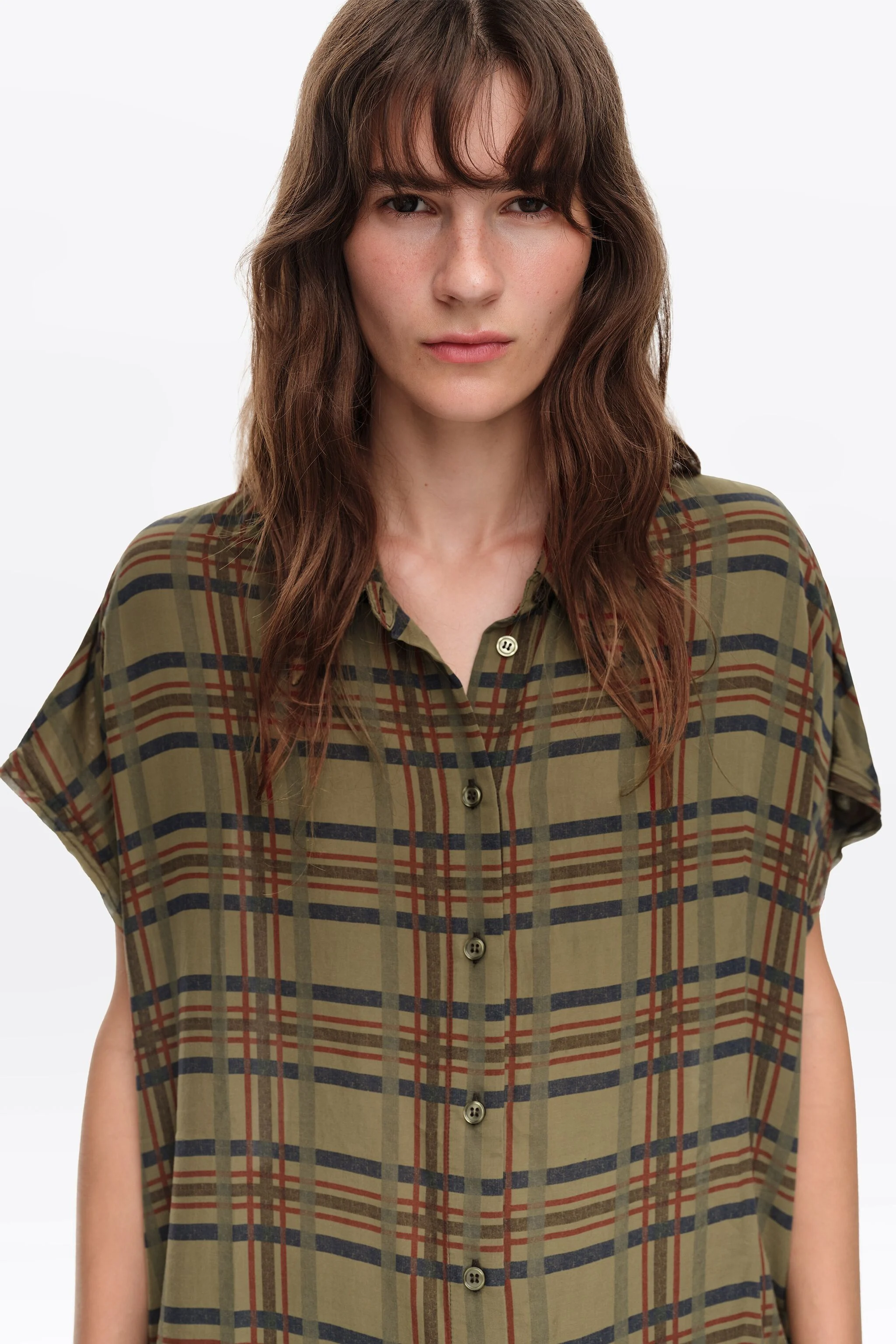 Camisa cáqui xadrez com ombros caídos