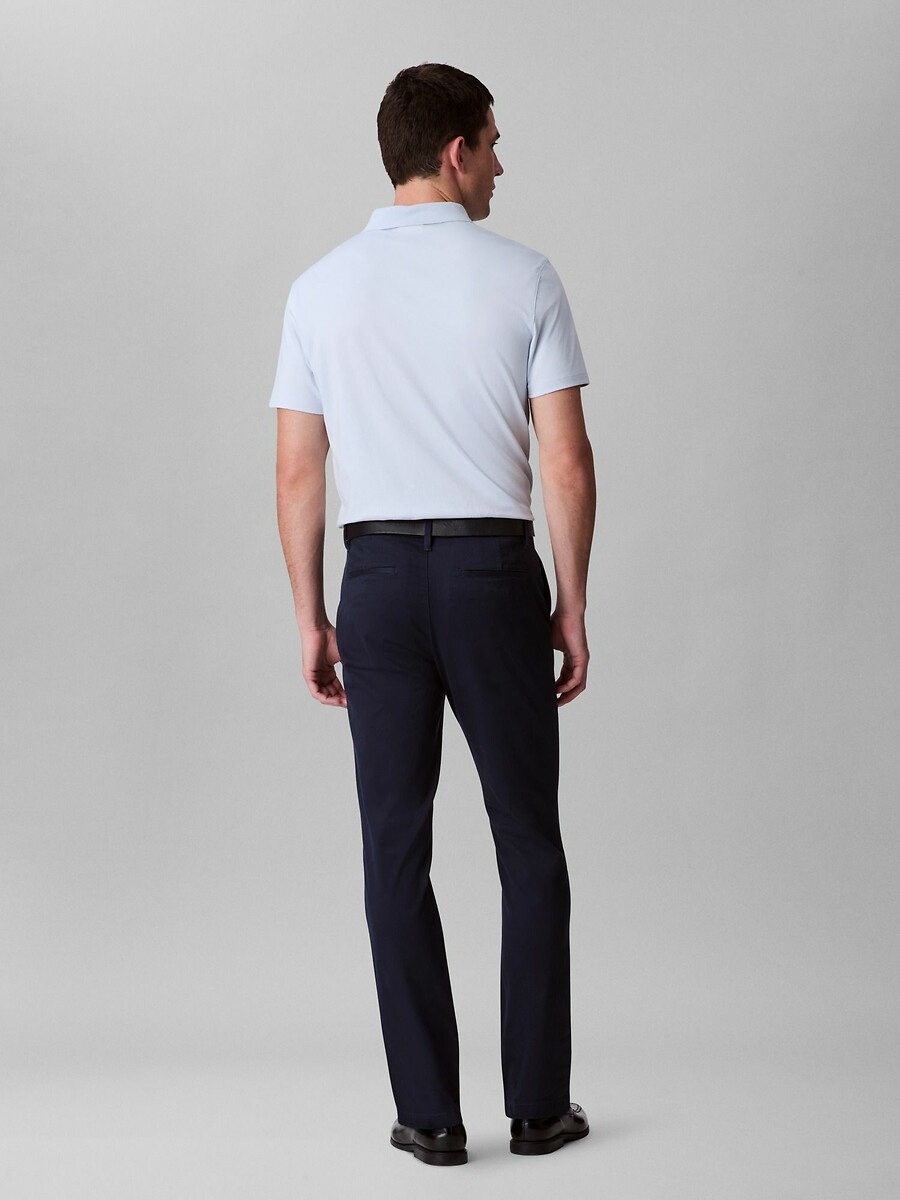 CALVIN KLEIN<br>Calça chino em tecido stretch