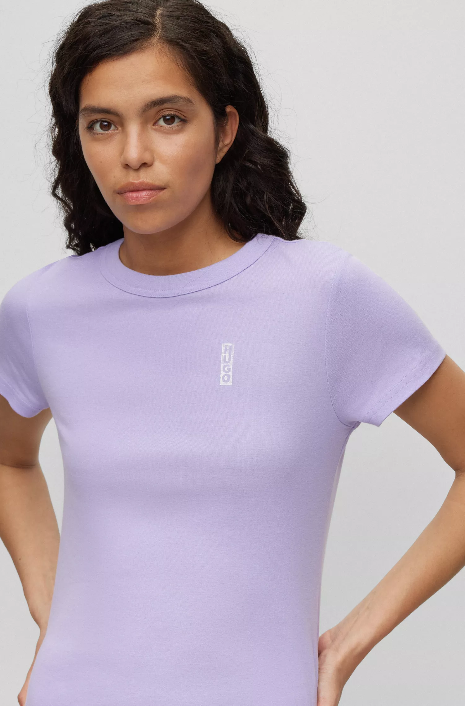 Camiseta HUGO vermelha, 100% algodão, com logo inspirado em caneta marcadora.