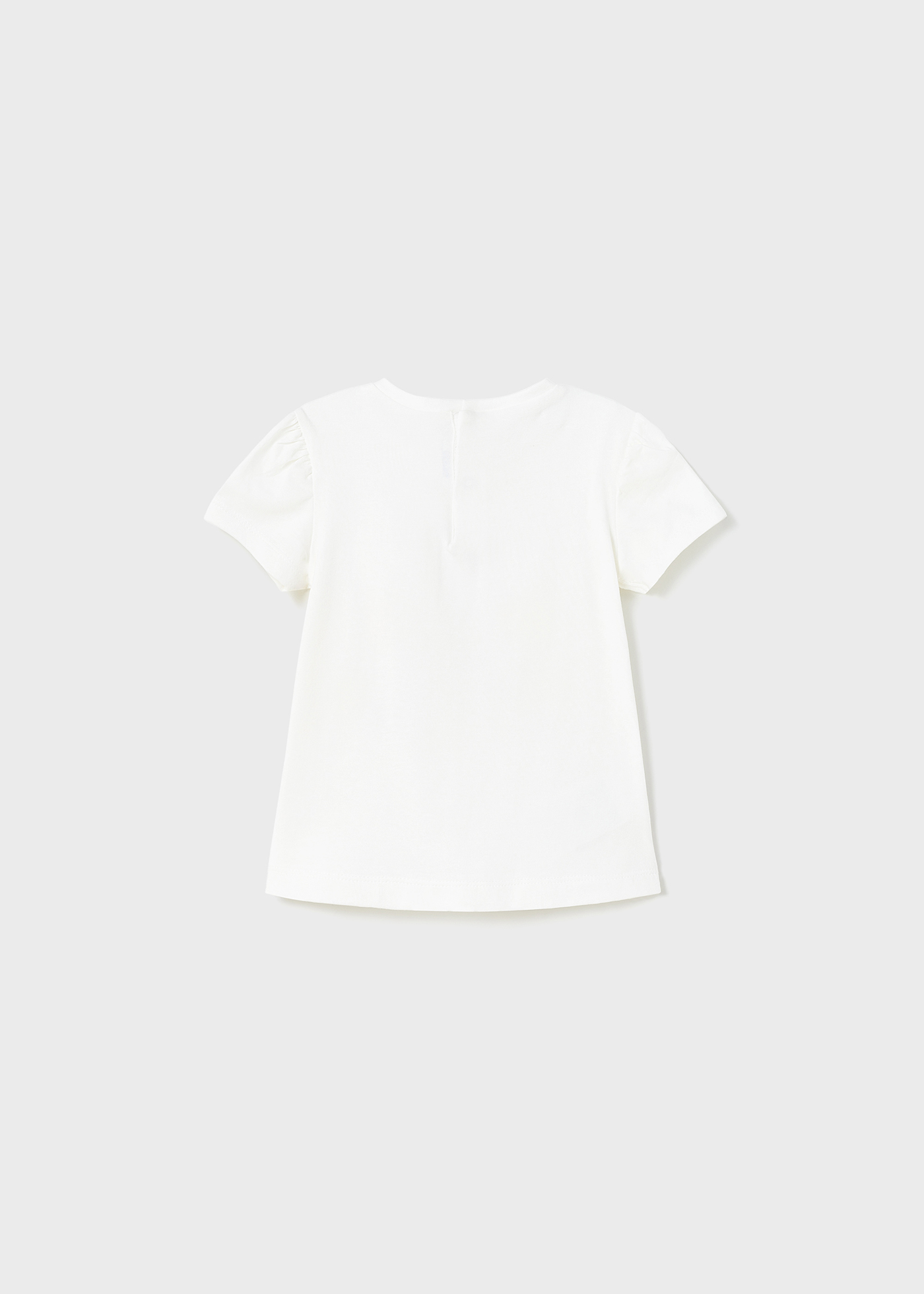 Camiseta infantil com estampa feita em algodão sustentável.