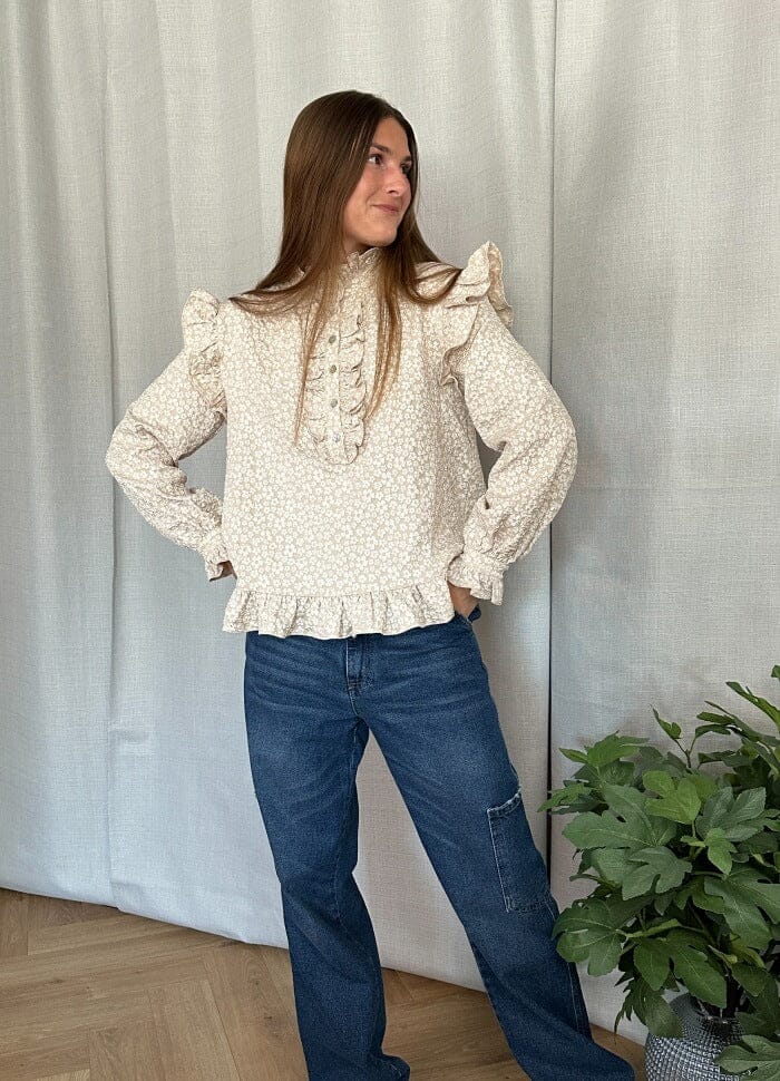 Noella Reno Ruby Ruffle Blouse 1206 oyster
