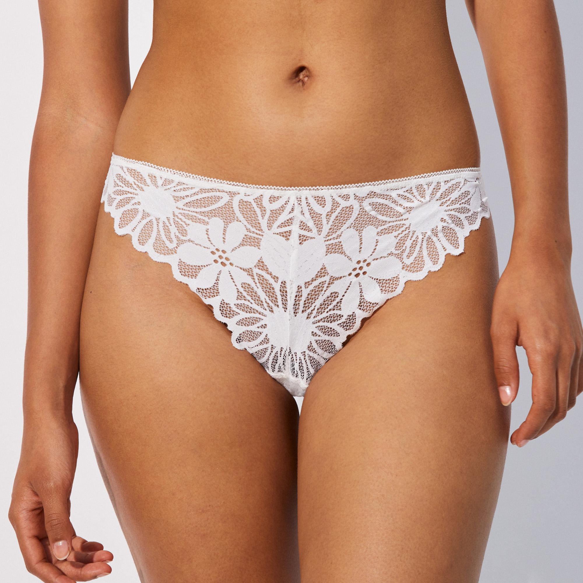 Tanga en dentelle fleurie