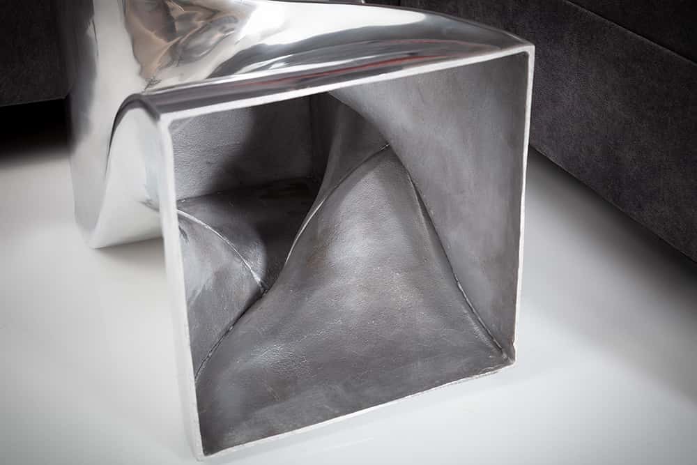 Skulp­tu­raler Beistelltisch TWIST 45cm silber Aluminium poliert Sitzhocker Modern Design