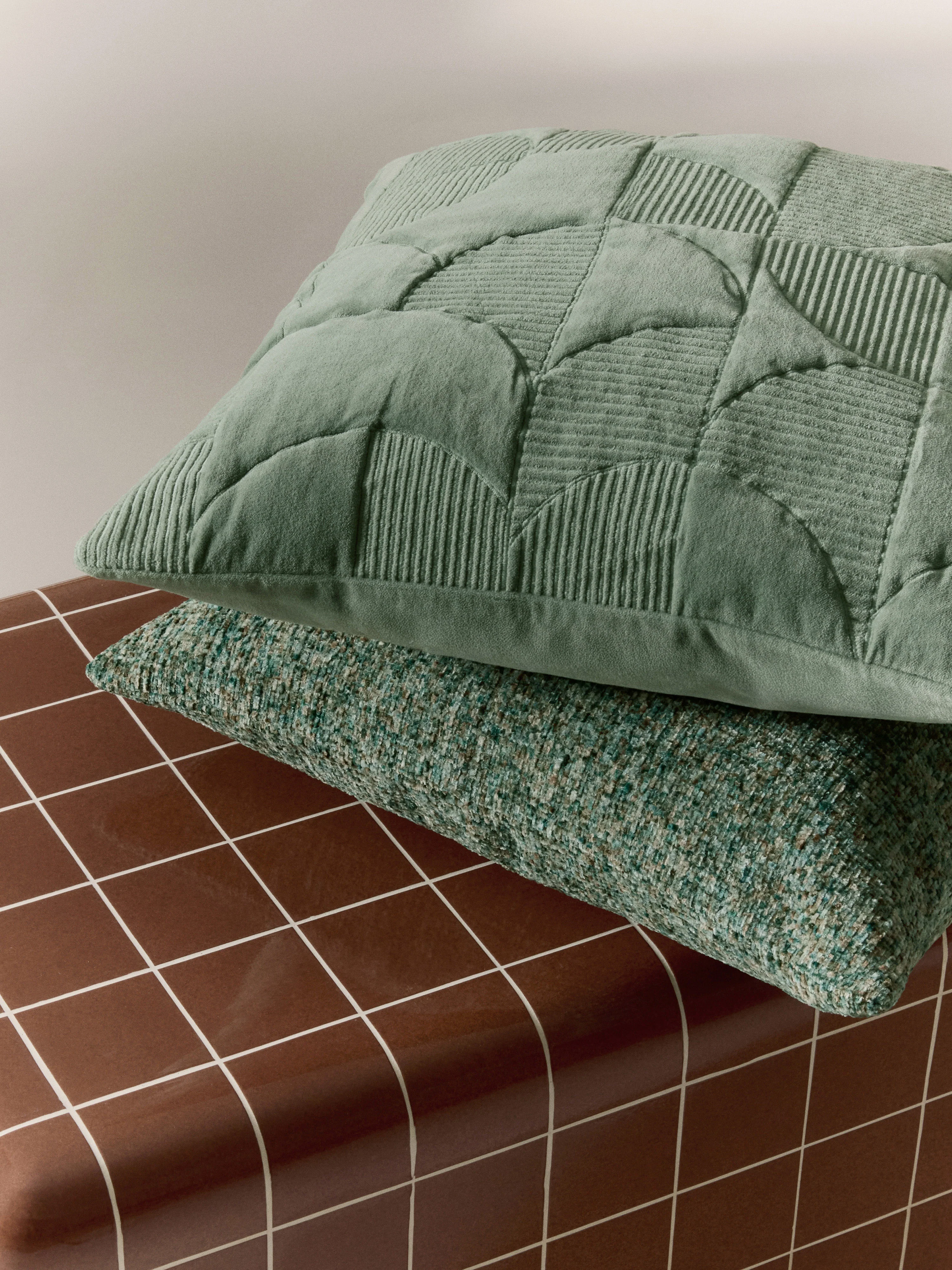 Geborduurde kussenhoes Verina met geometrisch patroon
