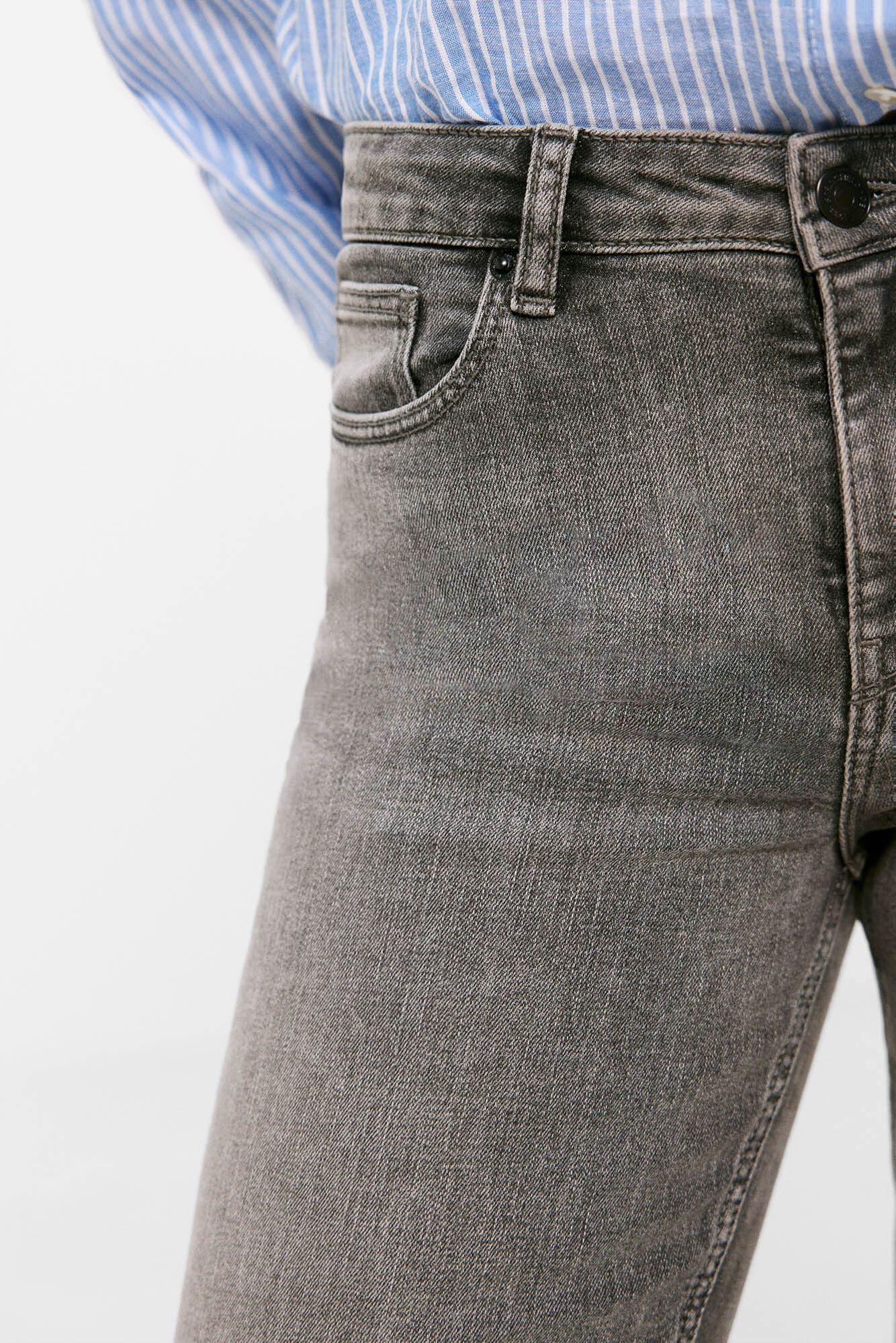 Calça jeans flare com lavagem sustentável