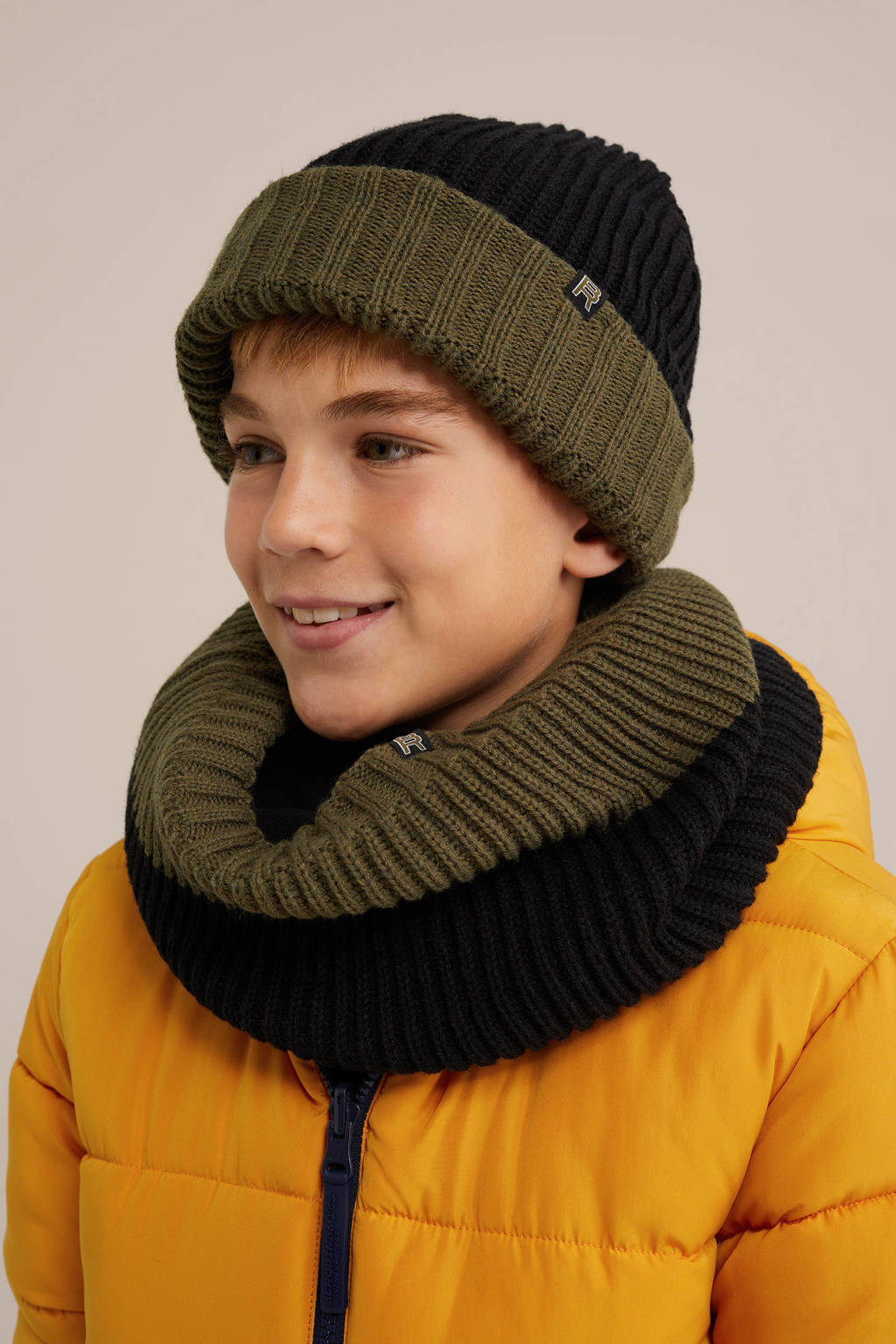 WE Fashion jongens muts olijfgroen/zwart