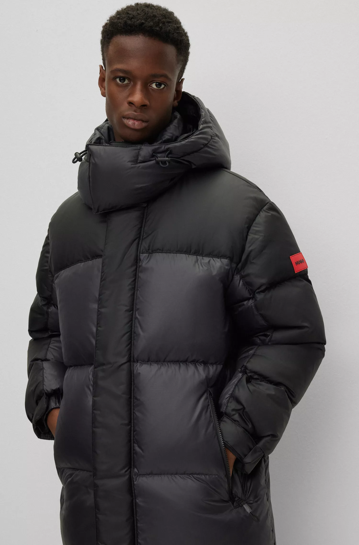 Parka HUGO vermelha repelente à água com emblema de borracha vermelha com o logotipo.