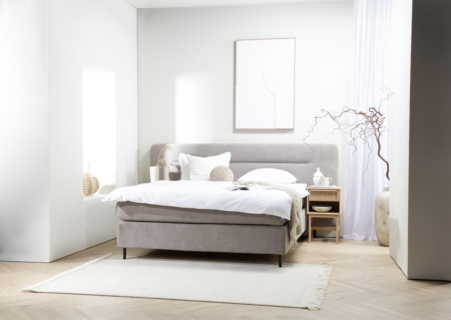 60 Jubileum kontinentalseng 180x210 cm i tekstil Storm 09 beige, med XOV 60 overmadrass medium/medium og sorte ben