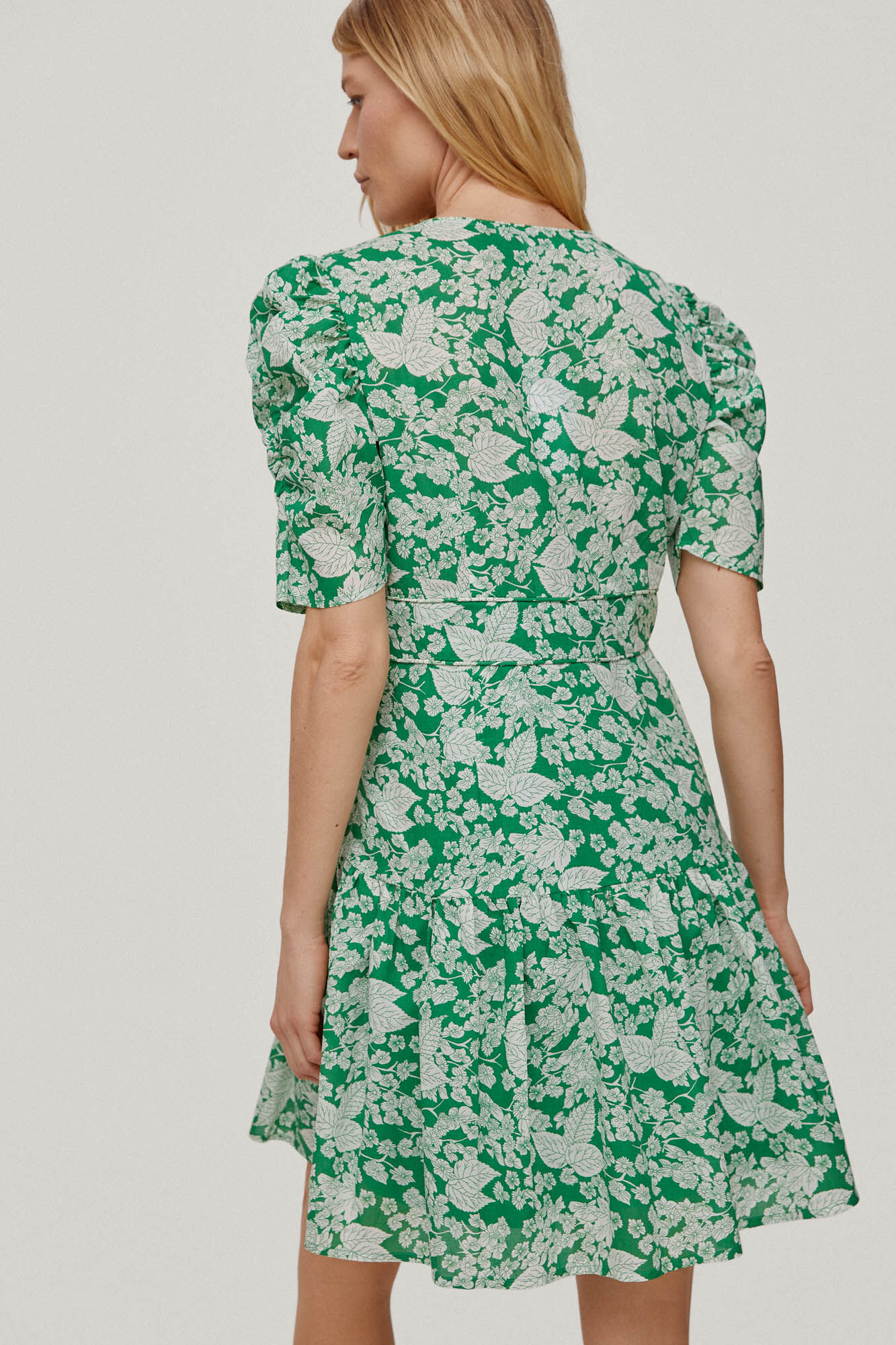 Vestido curto com estampa floral e mangas franzidas. - Verde