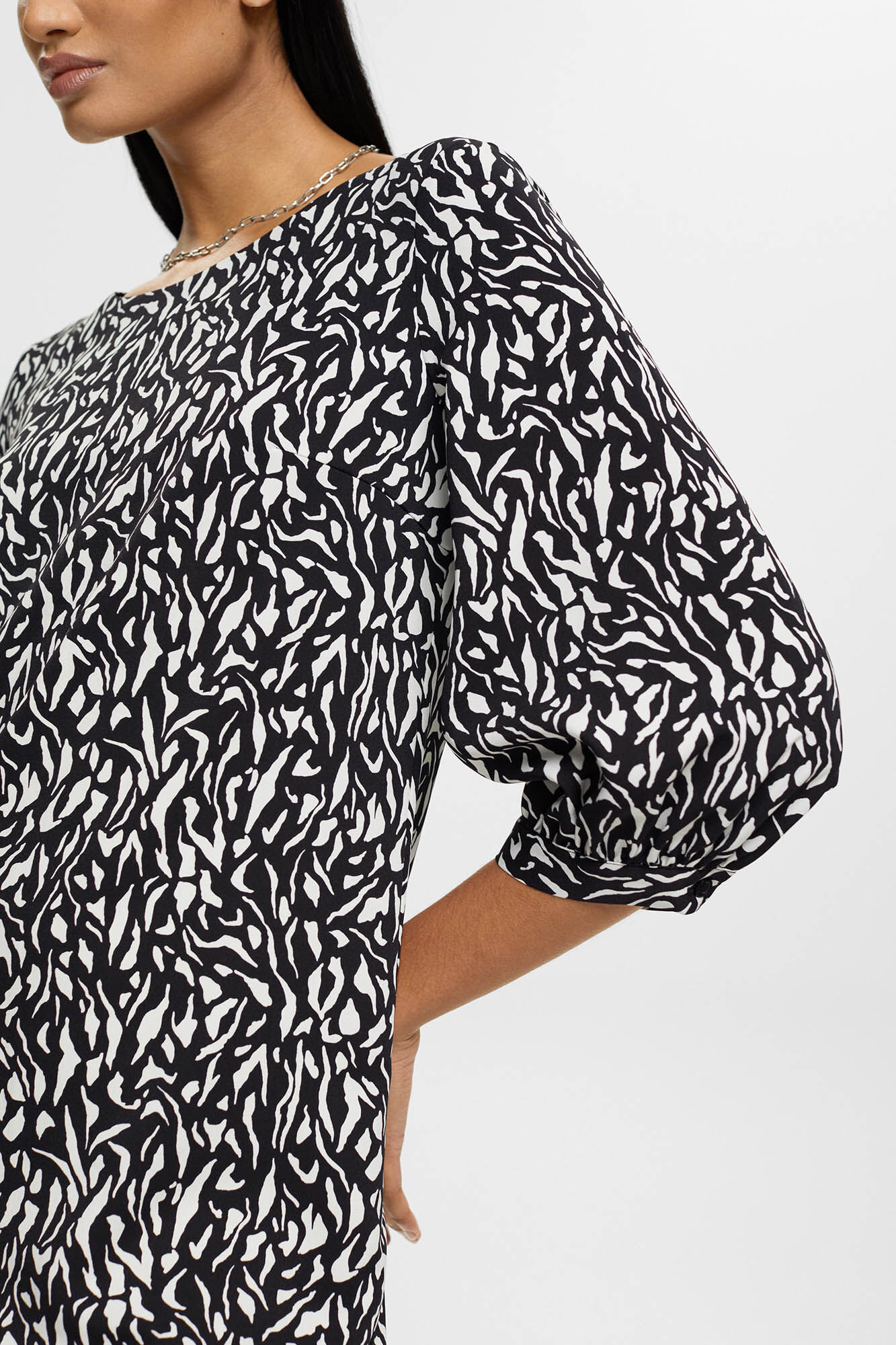 Vestido curto de corte reto com estampa por toda a peça - Estampa branca